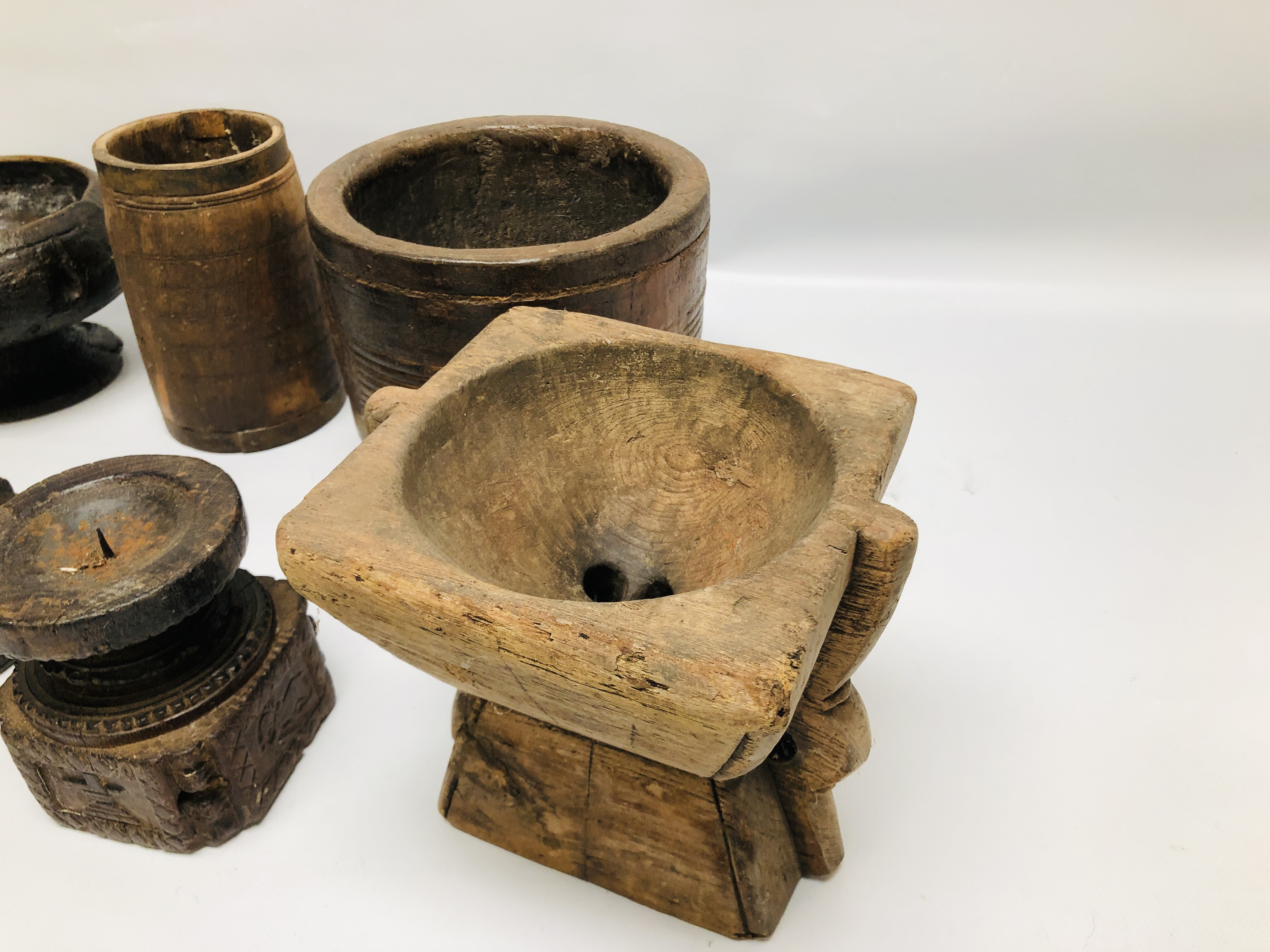 A GROUP OF MAINLY ETHNIC HARDWOOD CARVED ARTIFACTS COMPRISING OF VARIOUS VESSELS AND CANDLE HOLDERS - Image 9 of 9