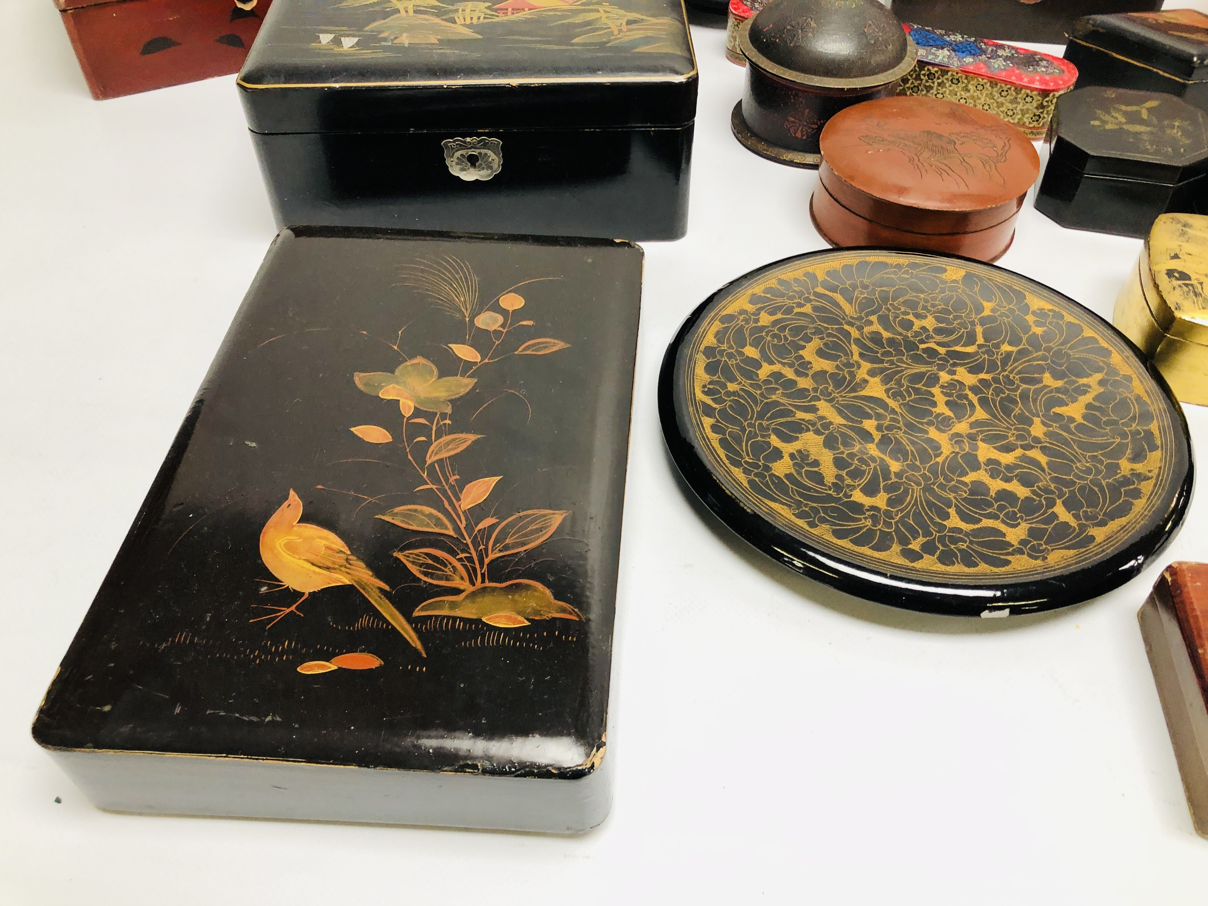 AN EXTENSIVE COLLECTION OF ASSORTED ORIENTAL LACQUERED BOXES AND TRAYS. - Image 7 of 8
