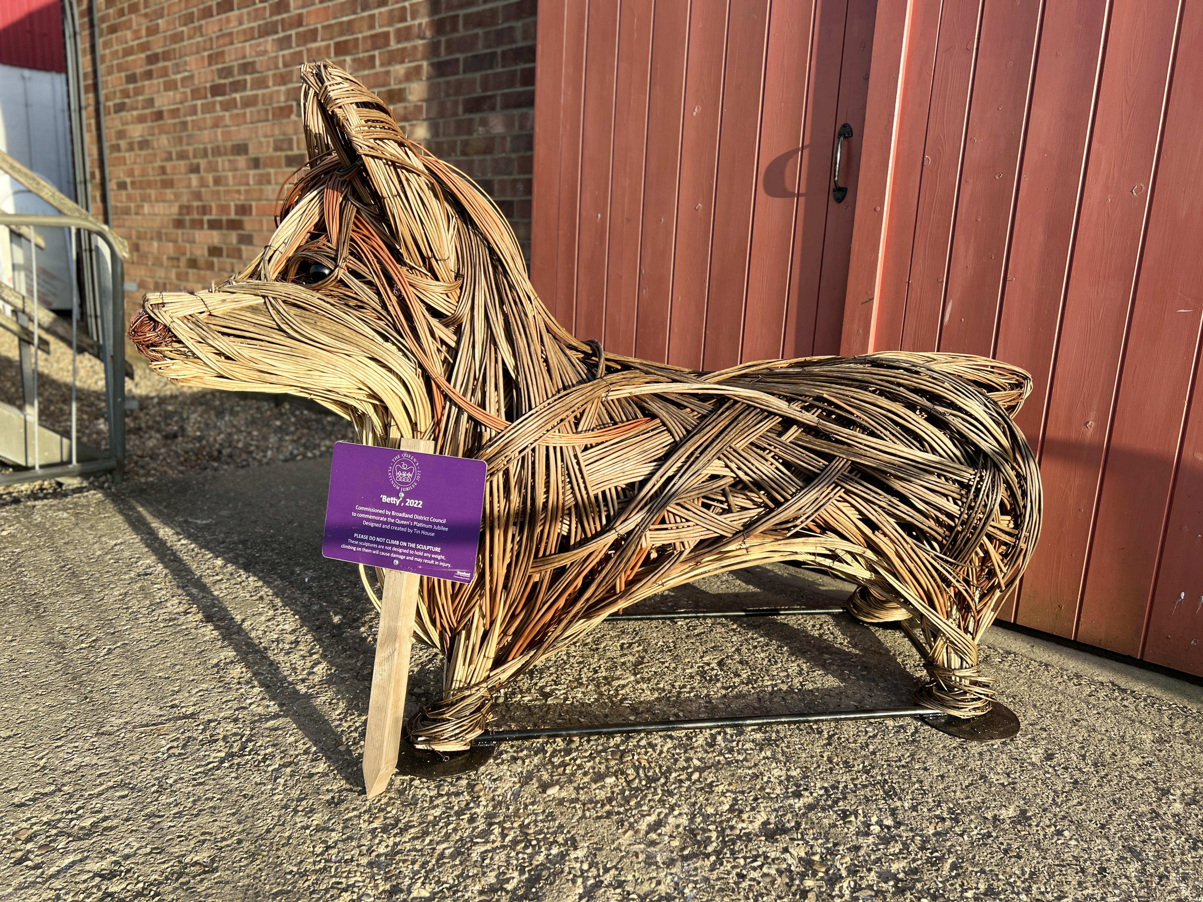 A TIN HOUSE OVERSIZE WILLOW CORGI SCULPTURE BY ALI MACKENZIE "BETTY" No. - Image 5 of 11