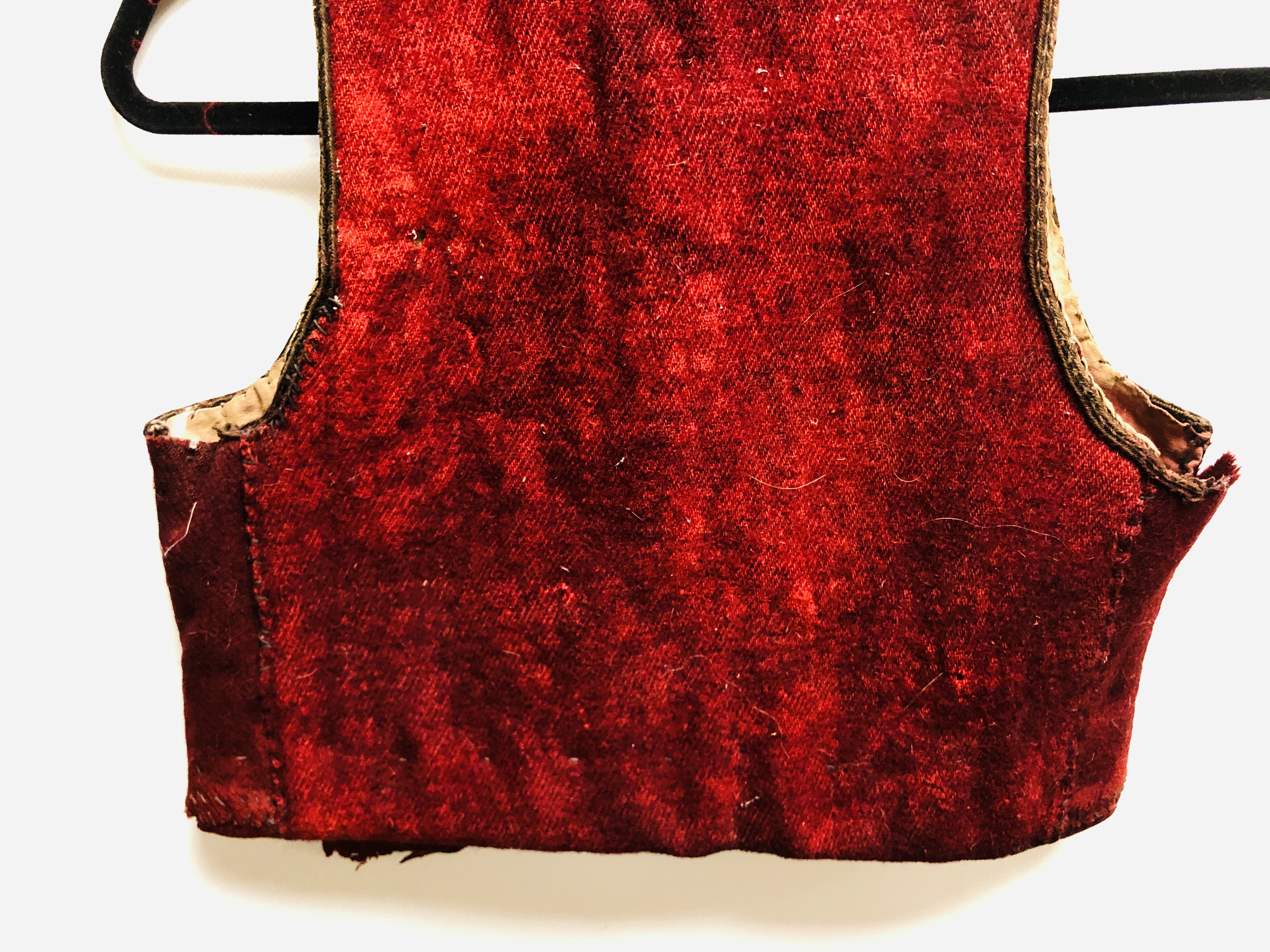 A VINTAGE MIDDLE EASTERN HANDMADE CHILDS WAISTCOAT WOVEN WITH ELABORATE GILT THREAD (REQUIRES - Image 9 of 9