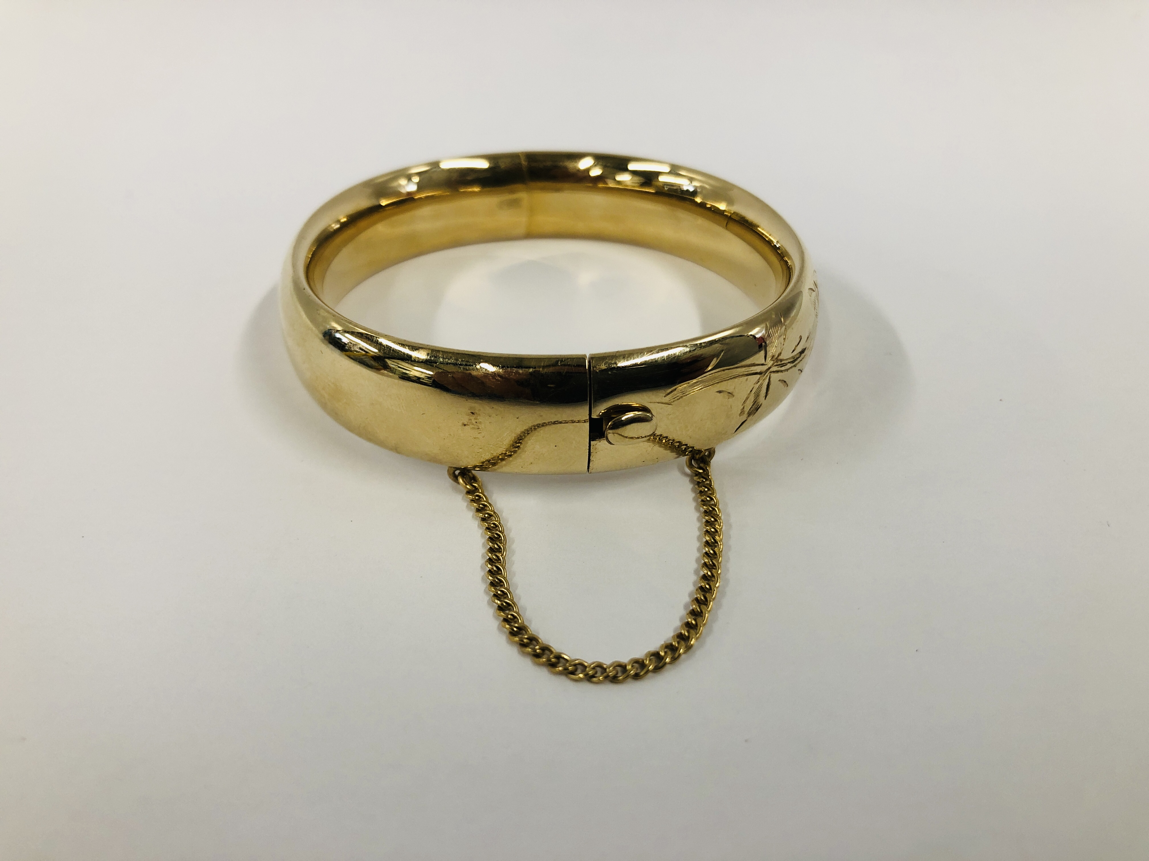 A GOLD FILLED HINGED BANGLE WITH CHASED DECORATION - Image 4 of 8