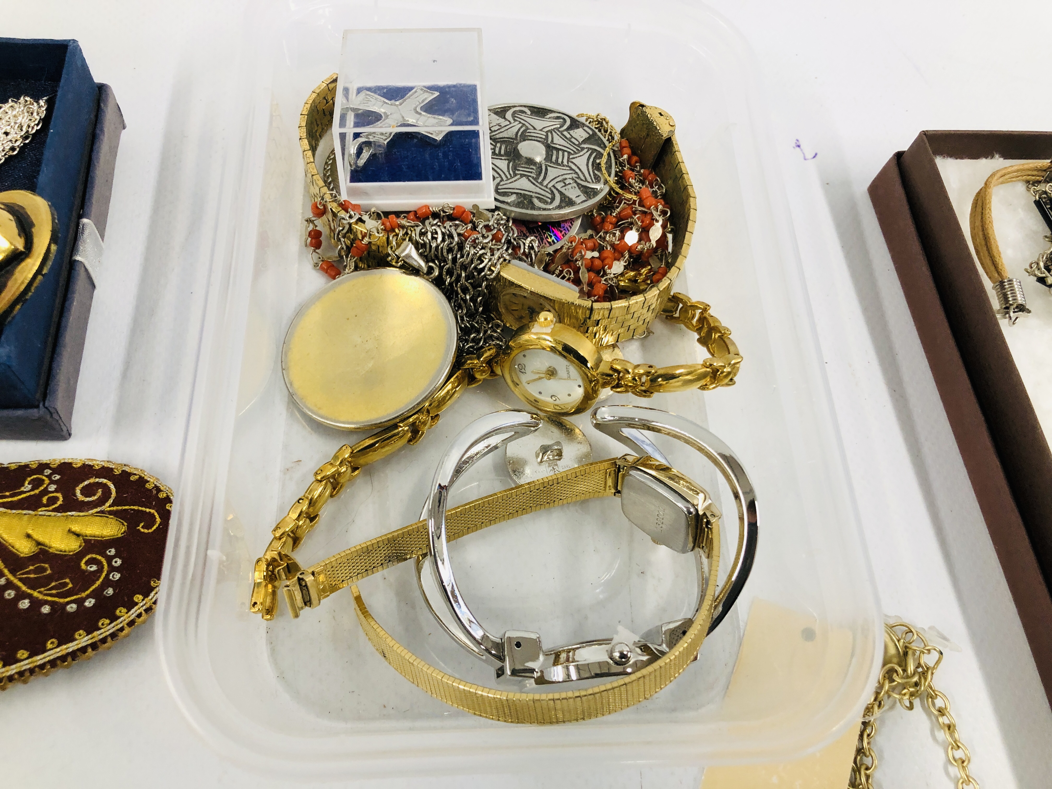 A BOX OF ASSORTED MISCELLANEOUS COSTUME JEWELLERY AND WATCHES TO INCLUDE A PAIR OF SILVER CAT - Image 4 of 7