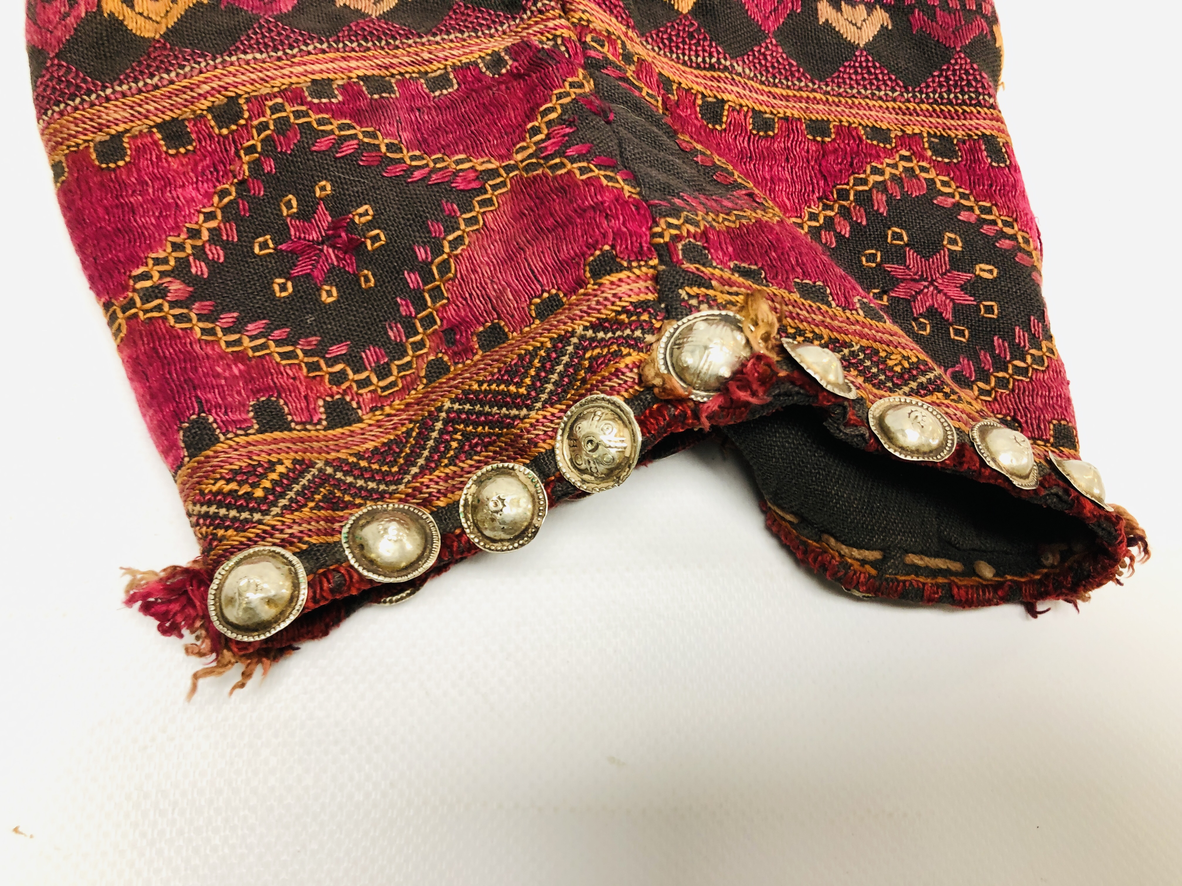 A GROUP OF ETHNIC AND TRIBAL GARMENTS TO INCLUDE DRESS YOLKS TO INCLUDE ELABORATELY HAND MADE - Image 8 of 10