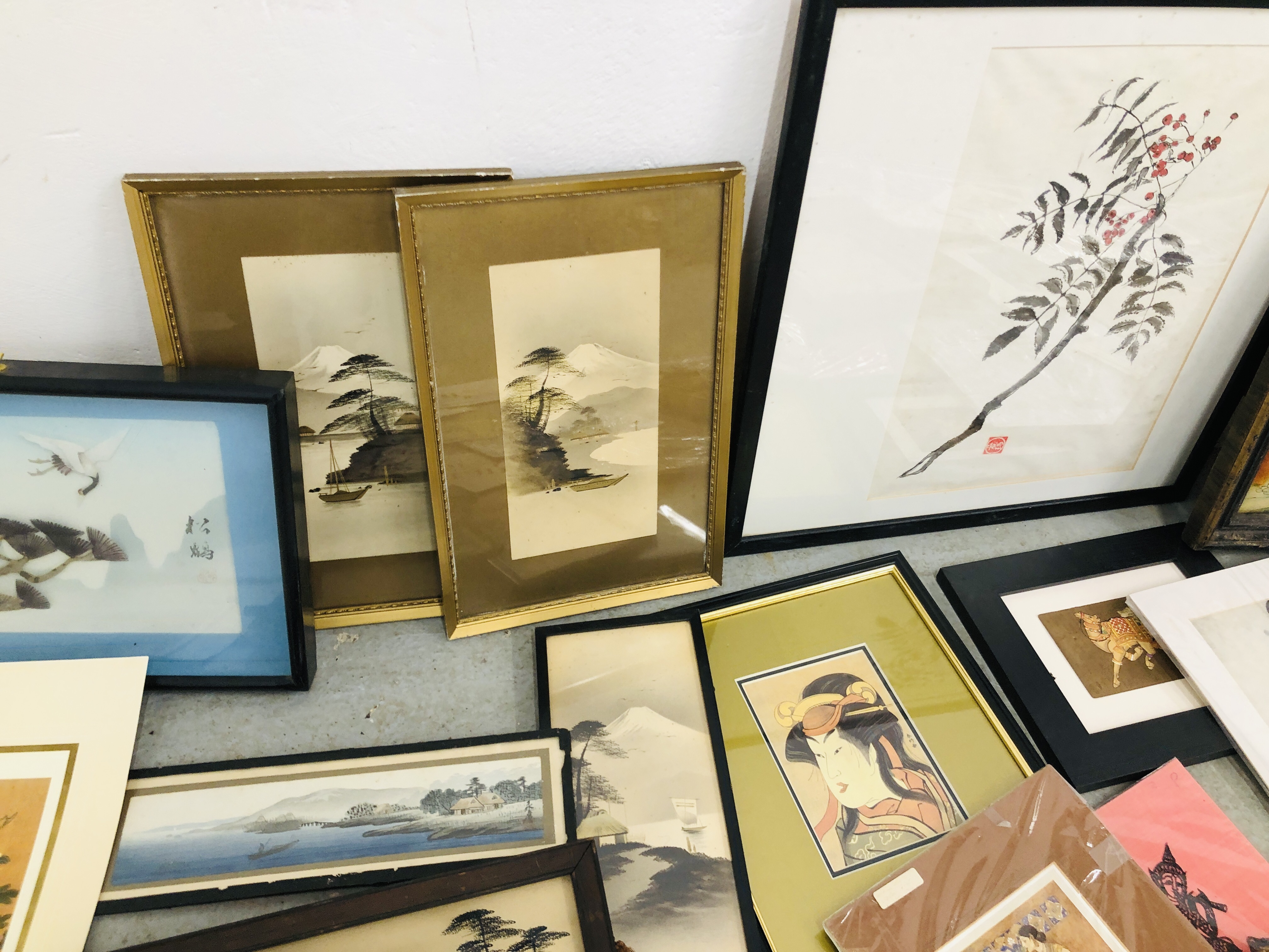 A BOX OF ASSORTED ORIENTAL FRAMED AND UNFRAMED PICTURES AND PRINTS TO INCLUDE A 3D EXAMPLE AND AN - Image 6 of 9