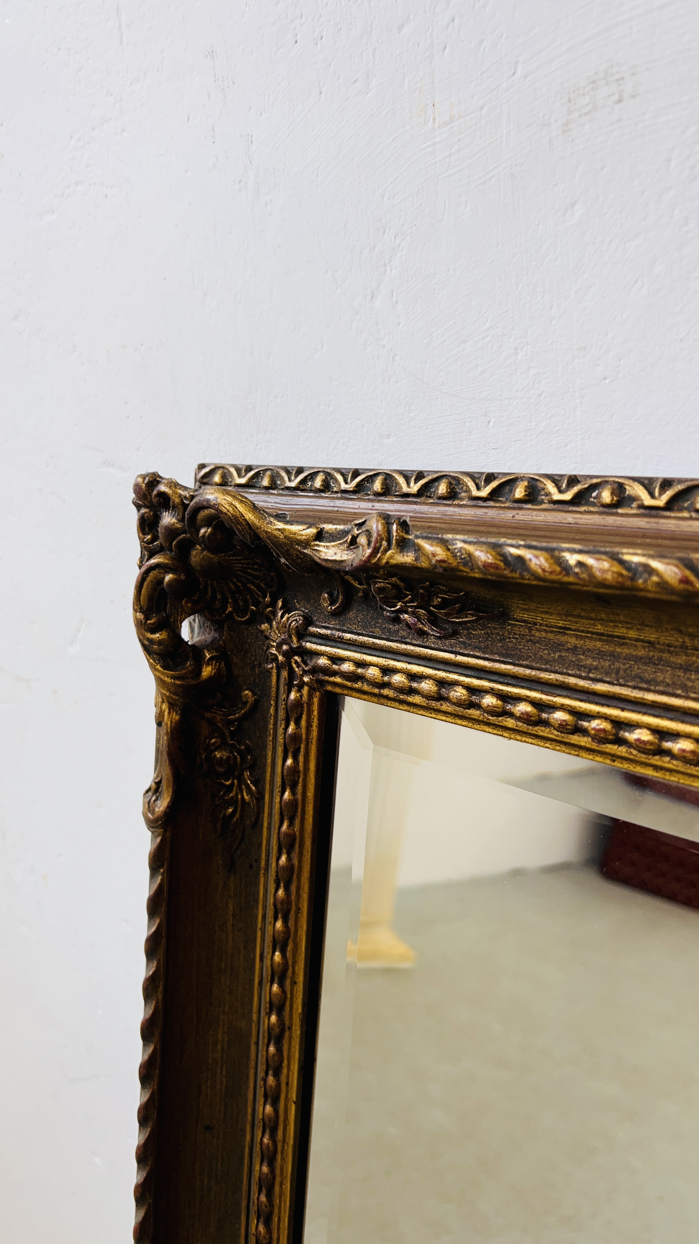 A LARGE HEAVILY DETAILED GILT FRAMED WALL MIRROR WITH BEVELLED GLASS. - Image 4 of 5