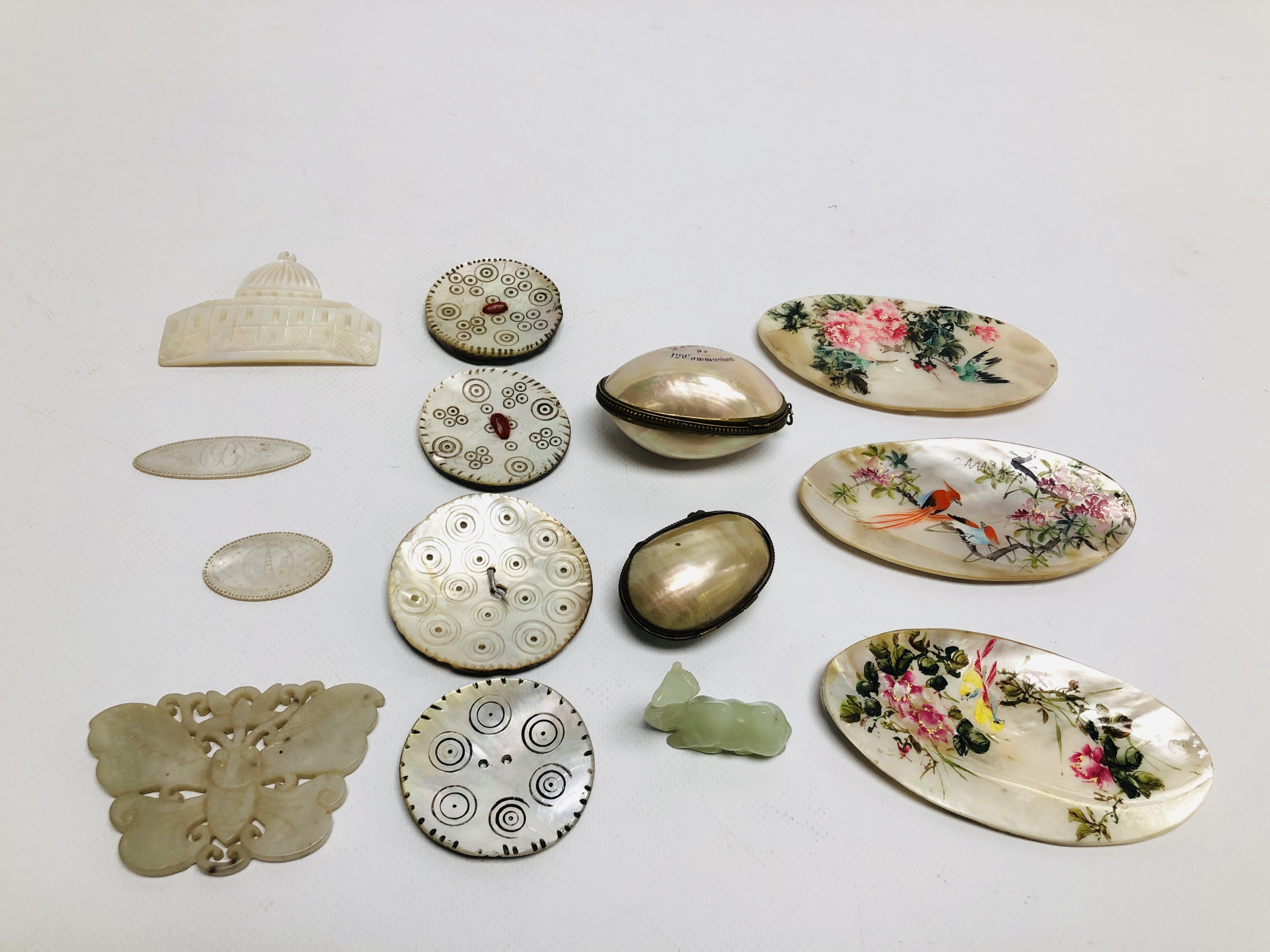 A COLLECTION OF MOTHER OF PEARL COLLECTABLES TO INCLUDE OVER SIZED BUTTONS, ORIENTAL DISKS / PANELS,