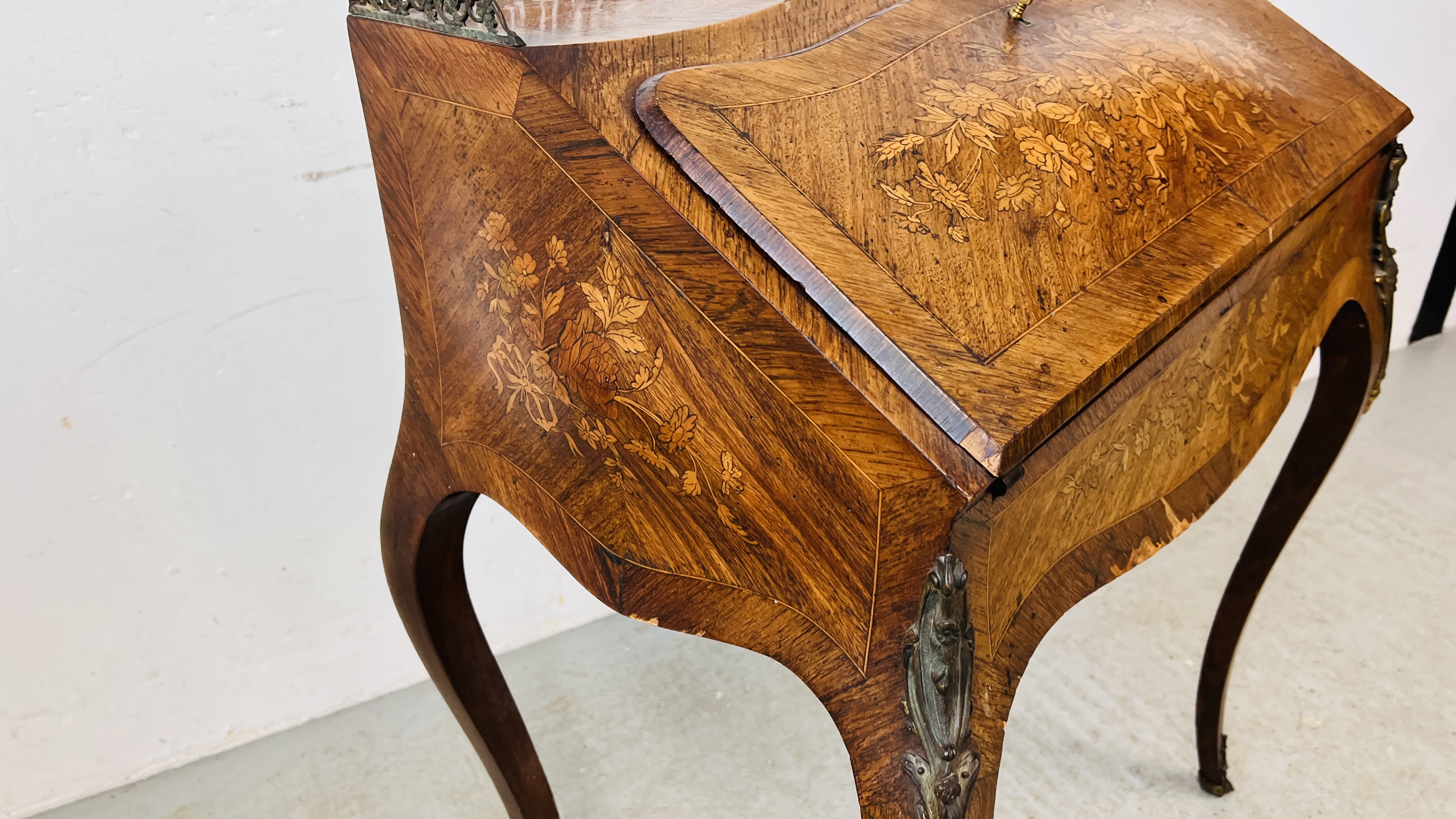 AN ANTIQUE FRENCH LADIES WRITING BUREAU / DESK WITH INLAID MARQUETRY DETAIL, - Image 5 of 14