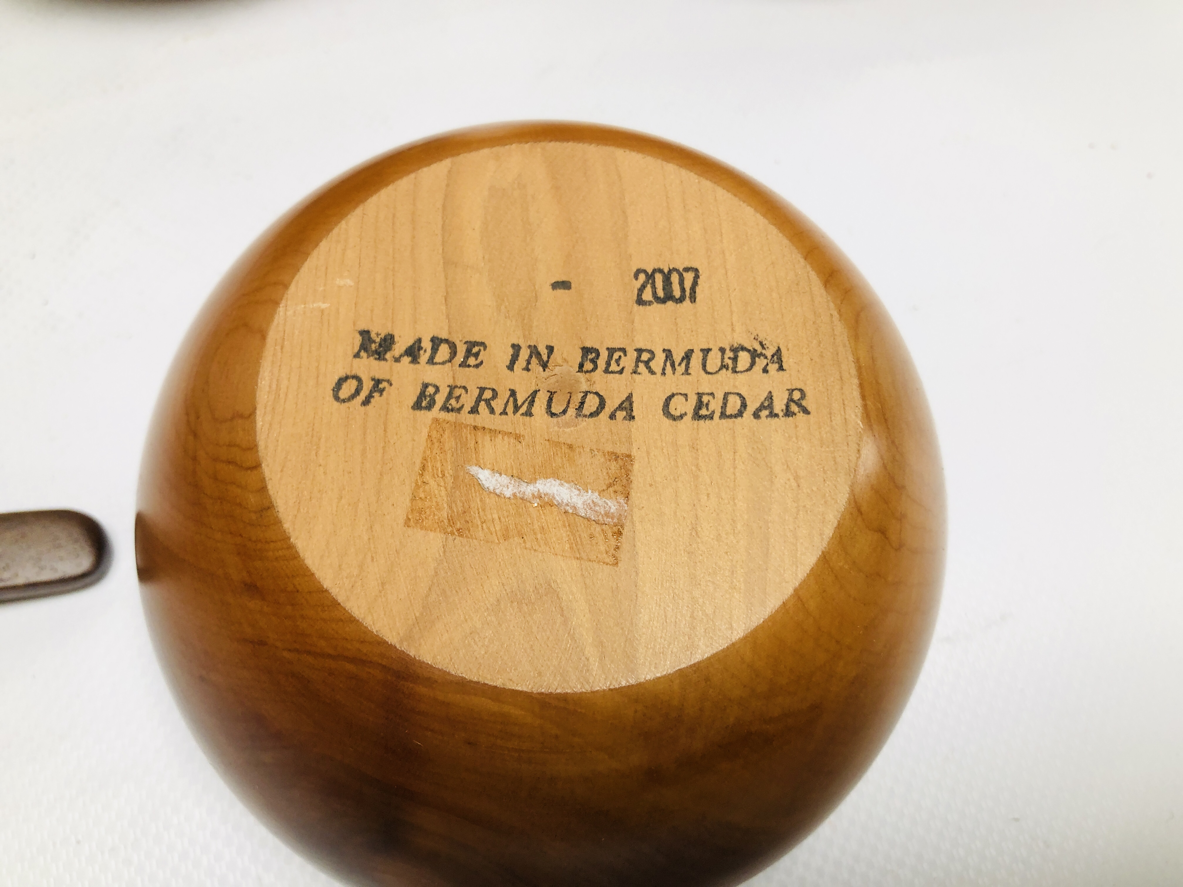 AN EXTENSIVE COLLECTION OF WOOD TURNED MAINLY "BERMUDA CEDAR" OBJECTS COMPRISING CANDLESTICKS AND - Image 8 of 12