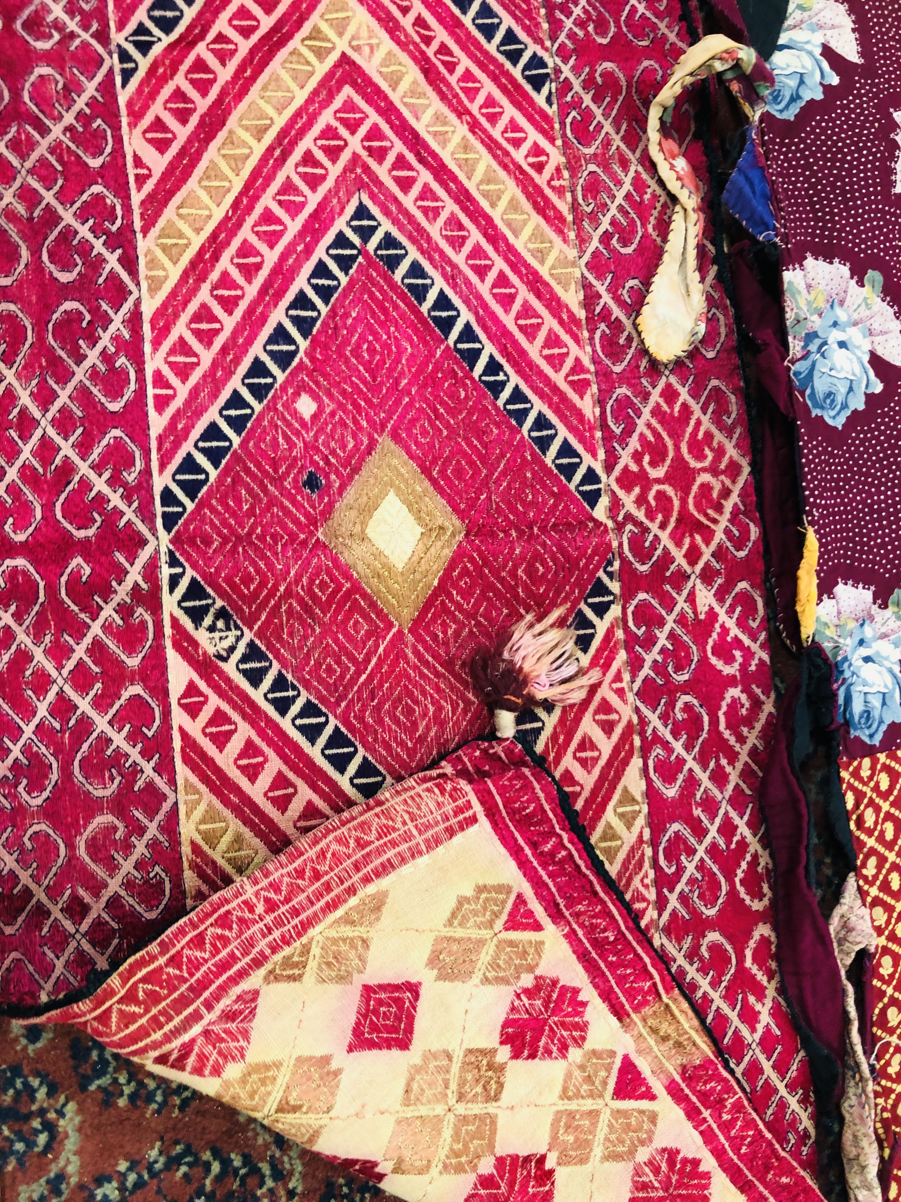 A GROUP OF FIVE VINTAGE MIDDLE EASTERN AND ASIAN STYLE CUSHION COVERS TO INCLUDE HAND CRAFTED - Image 8 of 10
