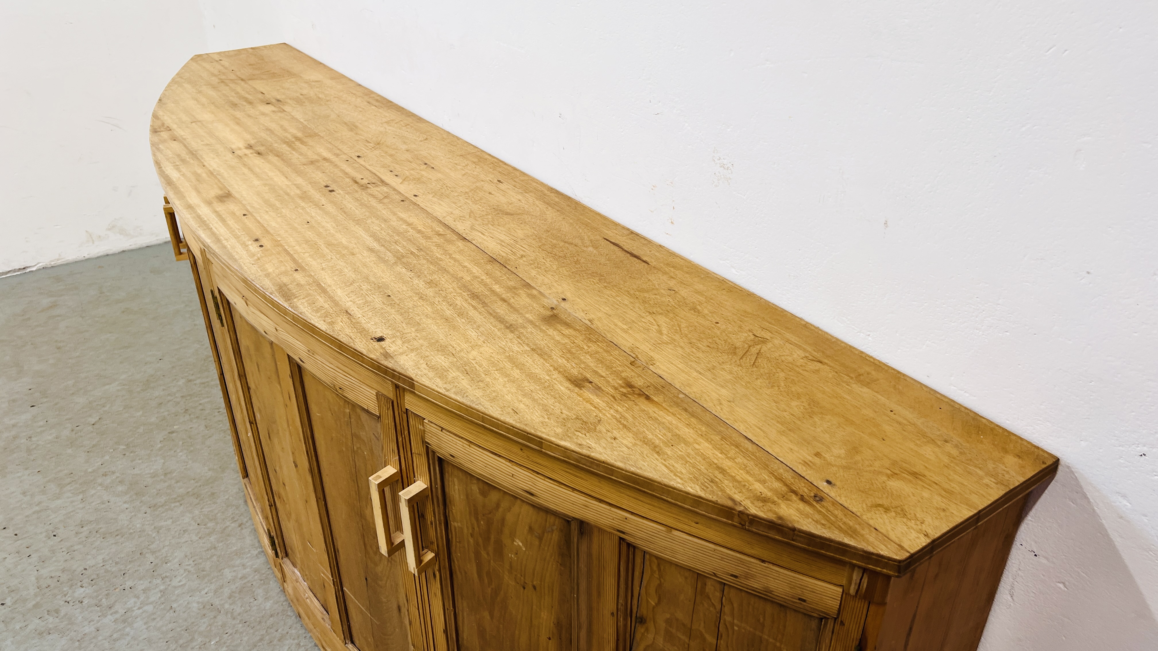 A LARGE SOLID PINE BOW FRONTED 4 DOOR SIDE CABINET W 246CM. X D 61CM. X H 96CM. - Image 4 of 11