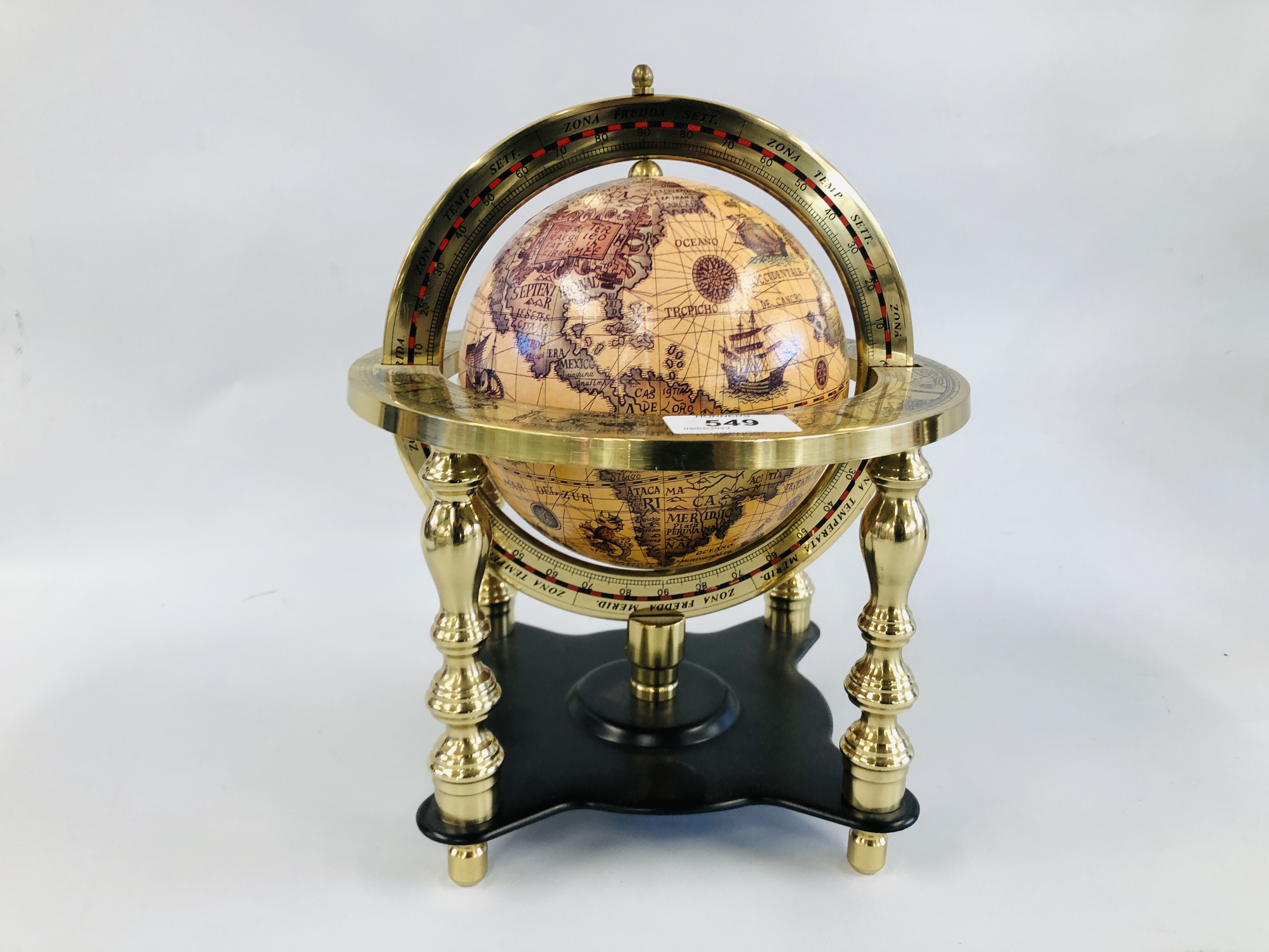 A REPRODUCTION WORLD GLOBE IN BRASS MOUNT, H 28CM.