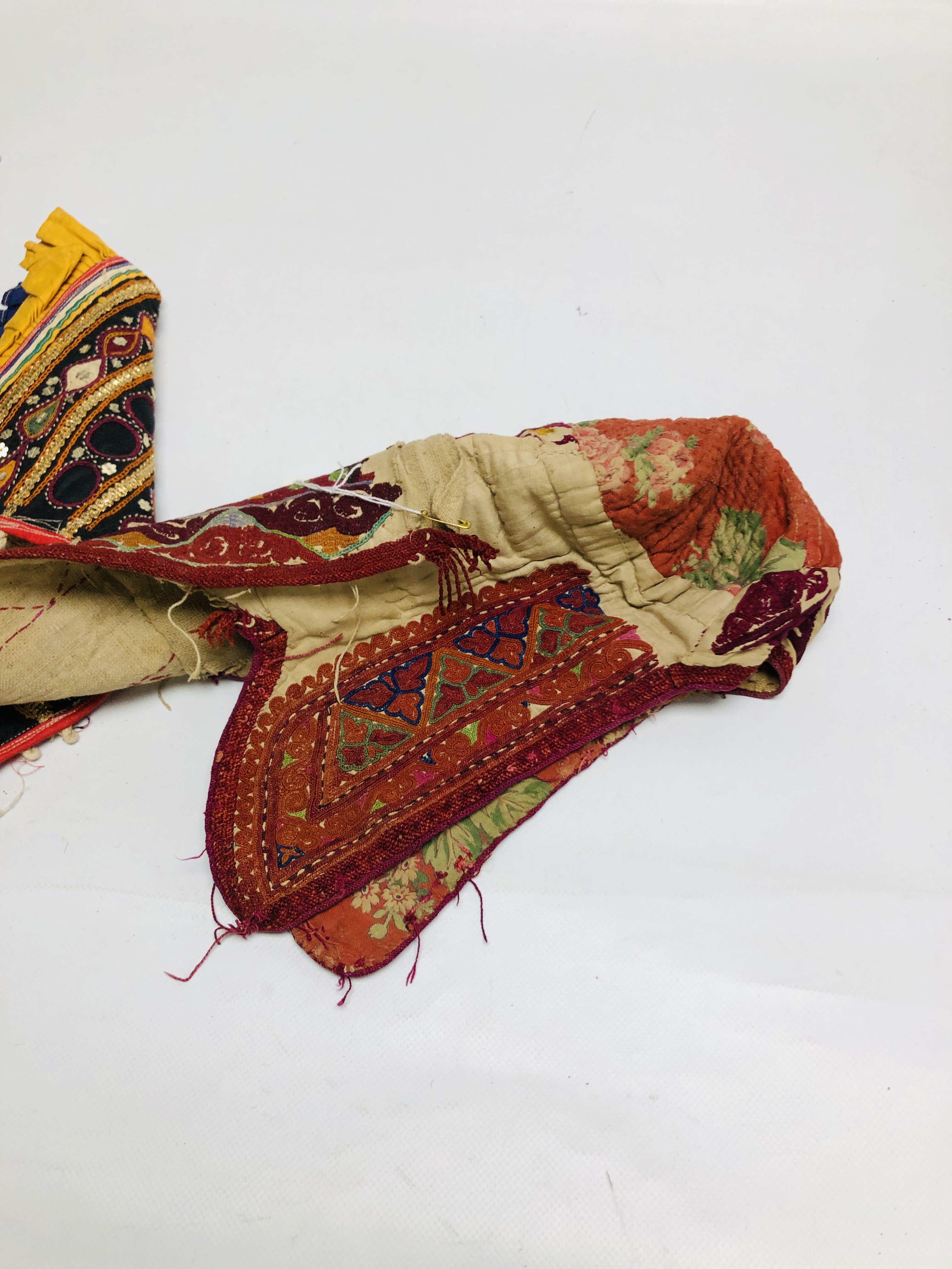 A GROUP OF 5 ETHNIC AND TRIBAL HATS / HEAD COVERINGS TO INCLUDE AN ELABORATELY EMBROIDERED ASIAN - Image 10 of 12