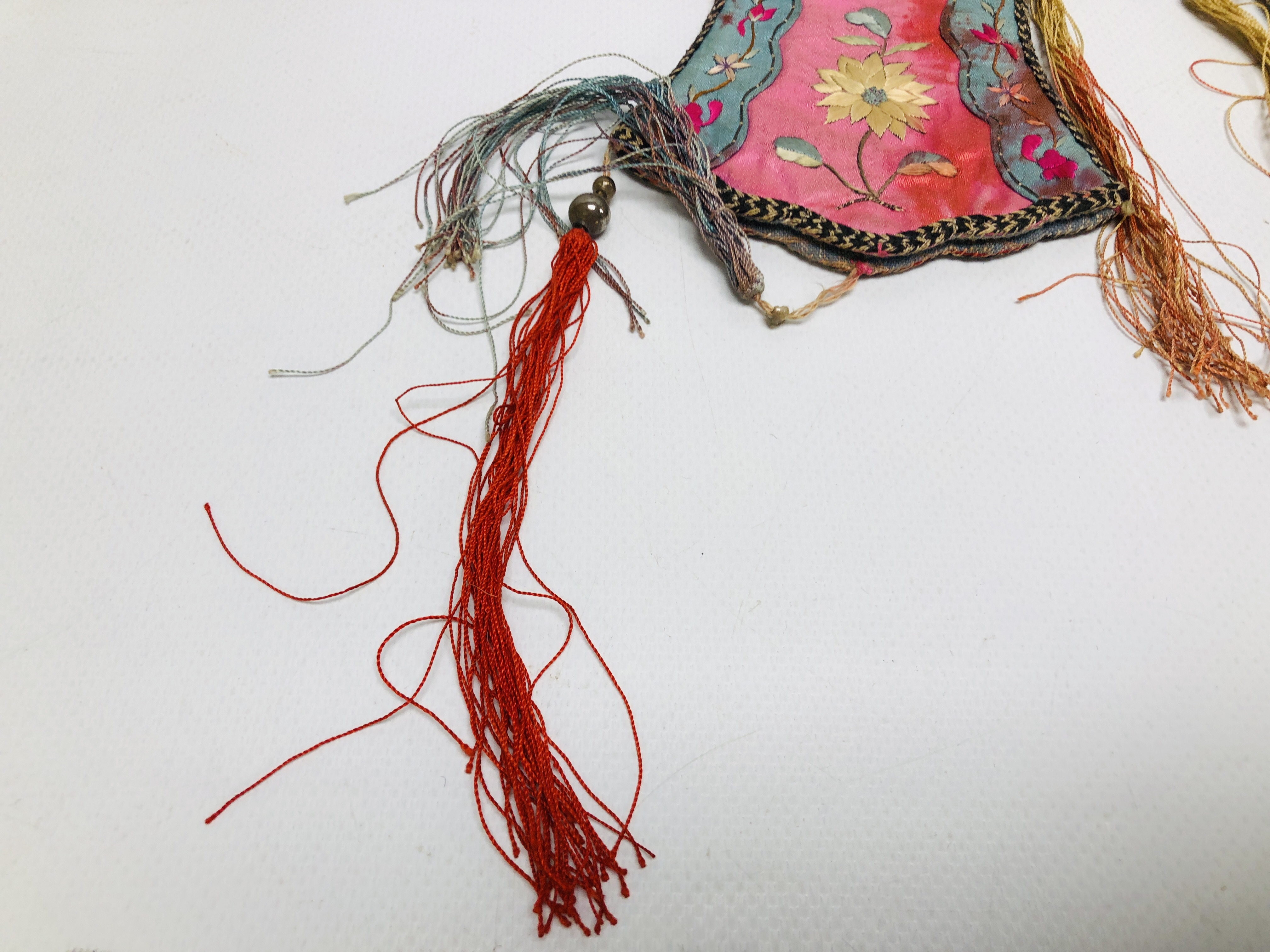 AN ORIENTAL VINTAGE SILK EMBRIODERED HANGING ALONG WITH A MINIATURE HANDMADE DOLL A/F - Image 4 of 8