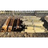 10 BUNDLES OF ASSORTED 1M LENGTH TREATED TIMBER TO INCLUDE SPLINES AND BOARDS ALONG WITH A QUANTITY