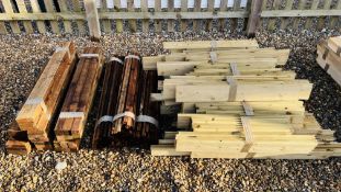10 BUNDLES OF ASSORTED 1M LENGTH TREATED TIMBER TO INCLUDE SPLINES AND BOARDS ALONG WITH A QUANTITY