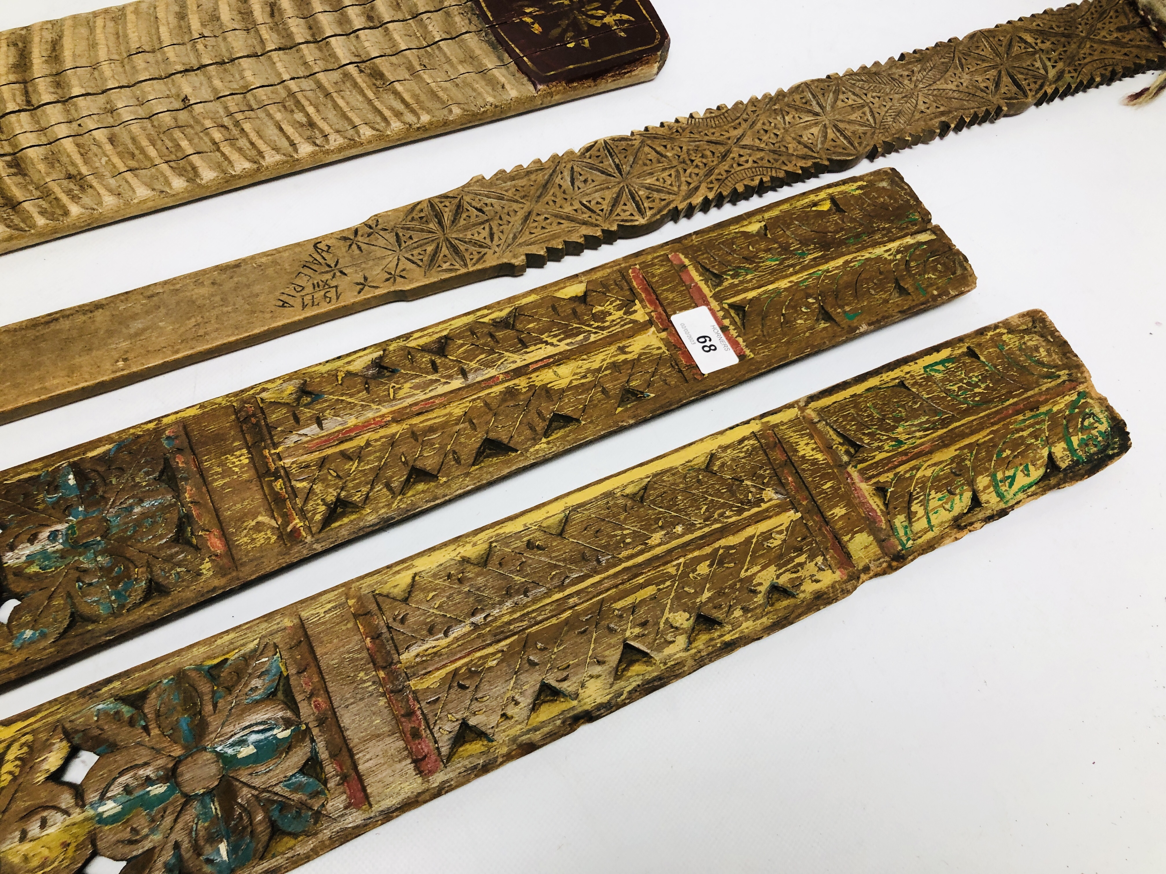 A PAIR OF CARVED HARDWOOD PIERCED BOARDS, WITH PAINTED FLOWERS AND LEAVES HEIGHT 88.5CM. - Image 3 of 10