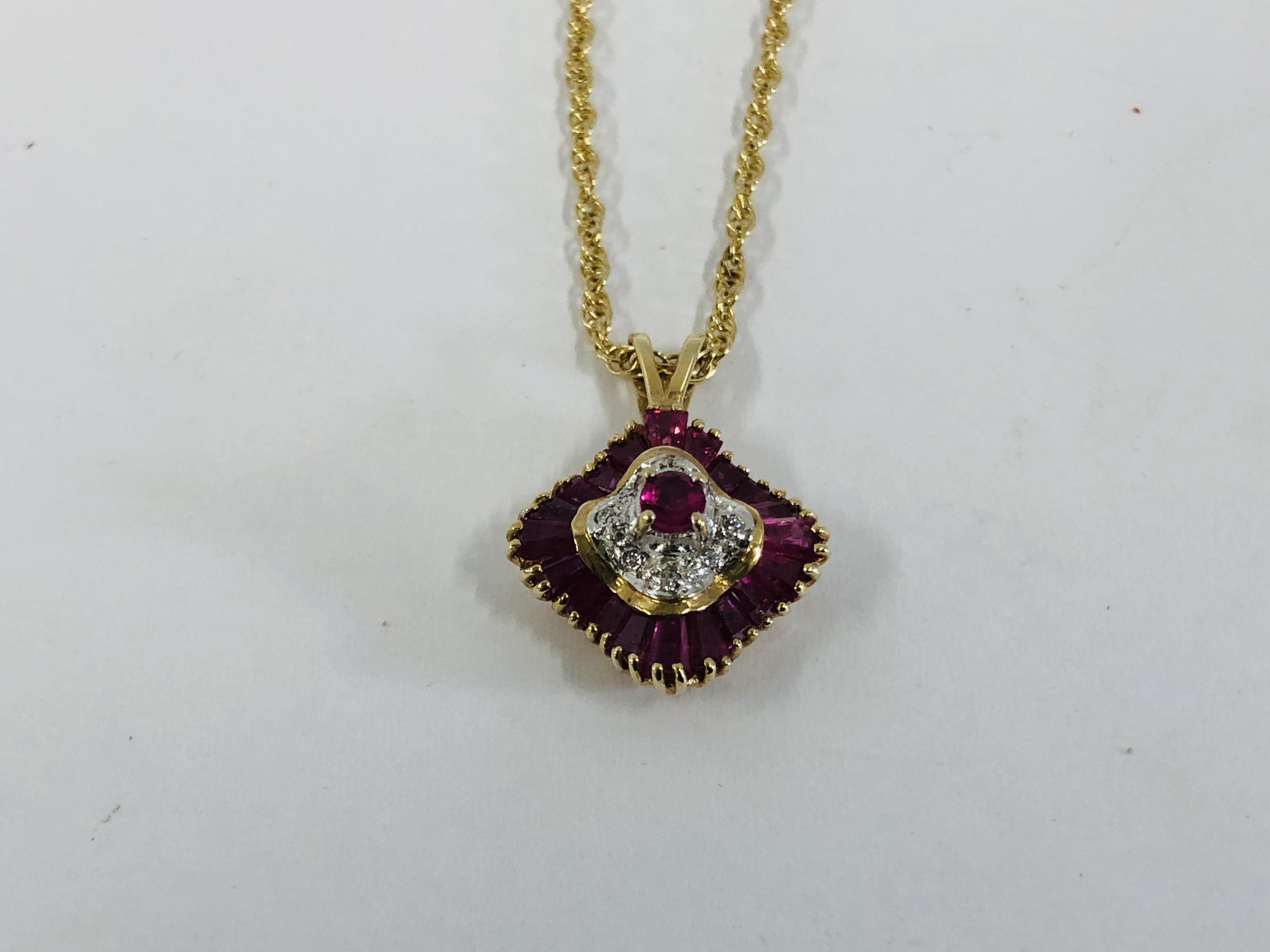 AN ORNATE PENDANT SET WITH MAINLY PINK STONE ON A FINE INTERTWINED 9CT GOLD CHAIN. - Image 3 of 12