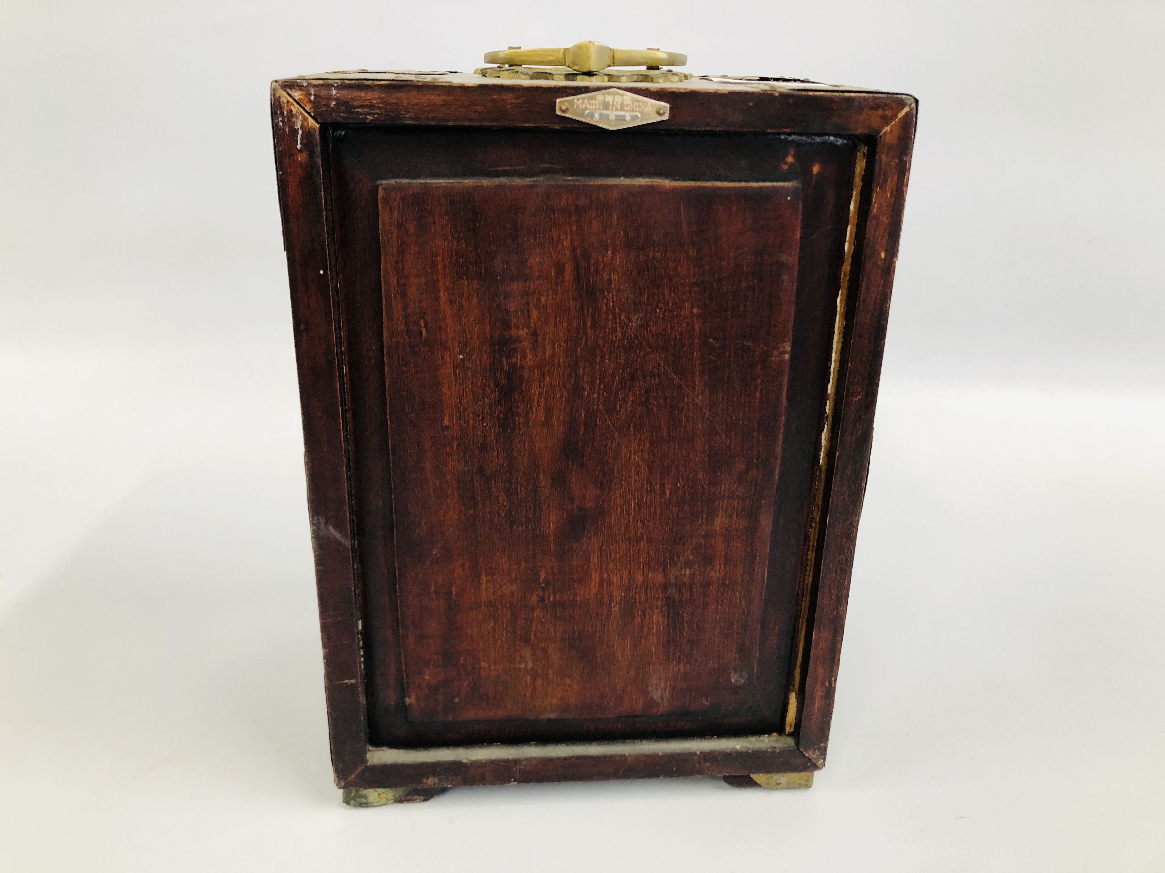 A CHINESE HARDWOOD JEWELLERY CHEST INLAID WITH HARDSTONE PANELS AND BRASS BOUND DETAIL. - Image 9 of 11