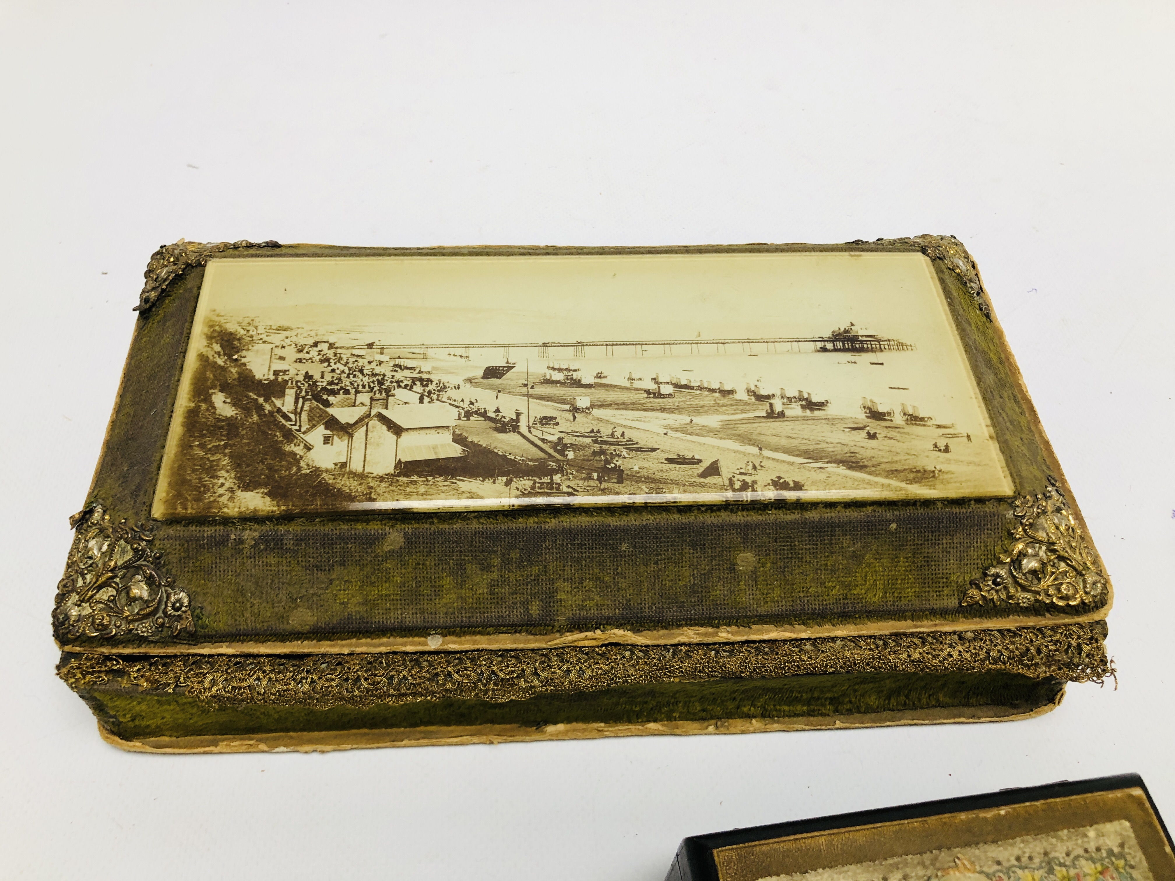 A COLLECTION OF ASSORTED SOUVENIR CIGARETTE AND COMMEMORATIVE BOXES AND TINS TO INCLUDE A BRASS - Image 5 of 11
