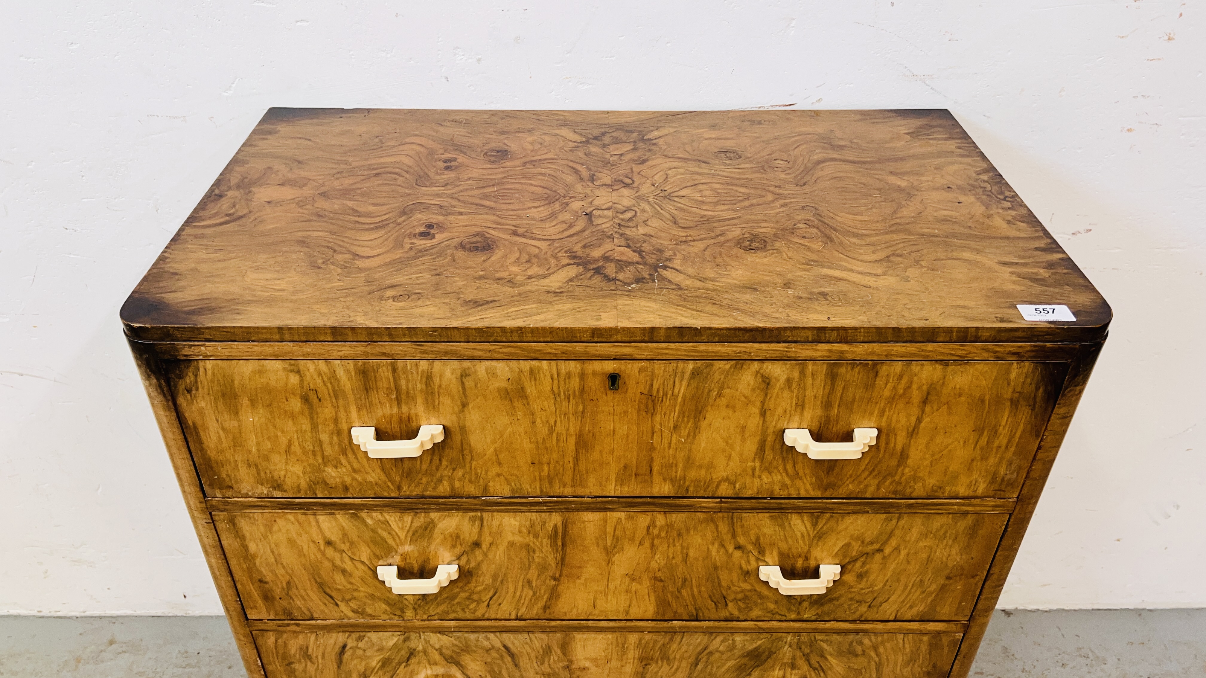 A VINTAGE WALNUT FINISH 4 DRAWER CHEST OF DRAWERS WITH PLASTIC DECO HANDLES W 77CM. X 43CM. X 94CM. - Image 2 of 9