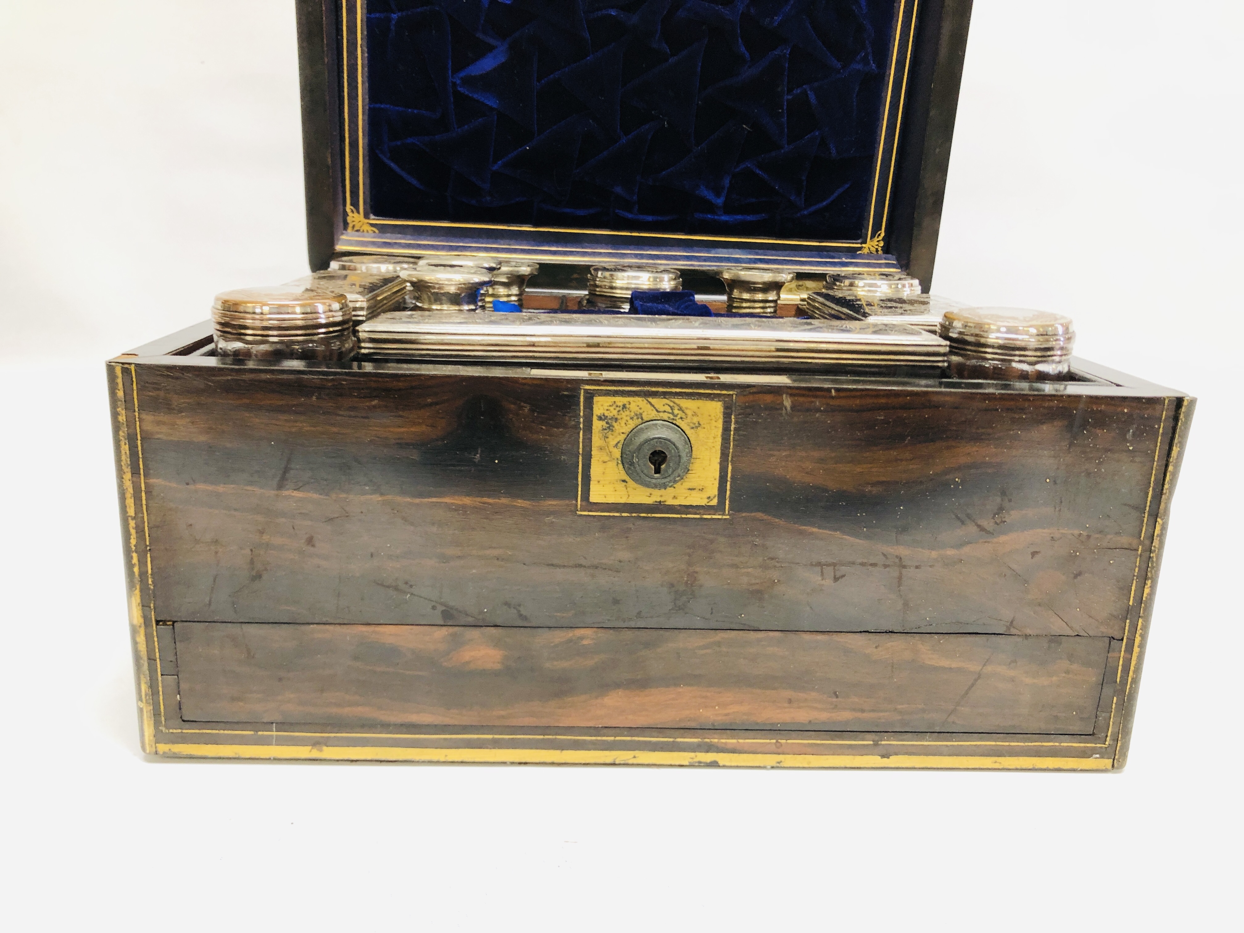 A VINTAGE MAHOGANY VANITY BOX FITTED WITH BOTTLES AND COMPLETE WITH KEY, W 31CM, D 23CM, H 18CM. - Image 3 of 16