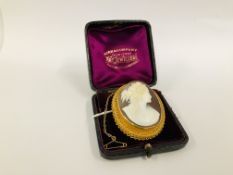 AN ANTIQUE CAMEO BROOCH IN AN ORNATE OVAL SETTING,