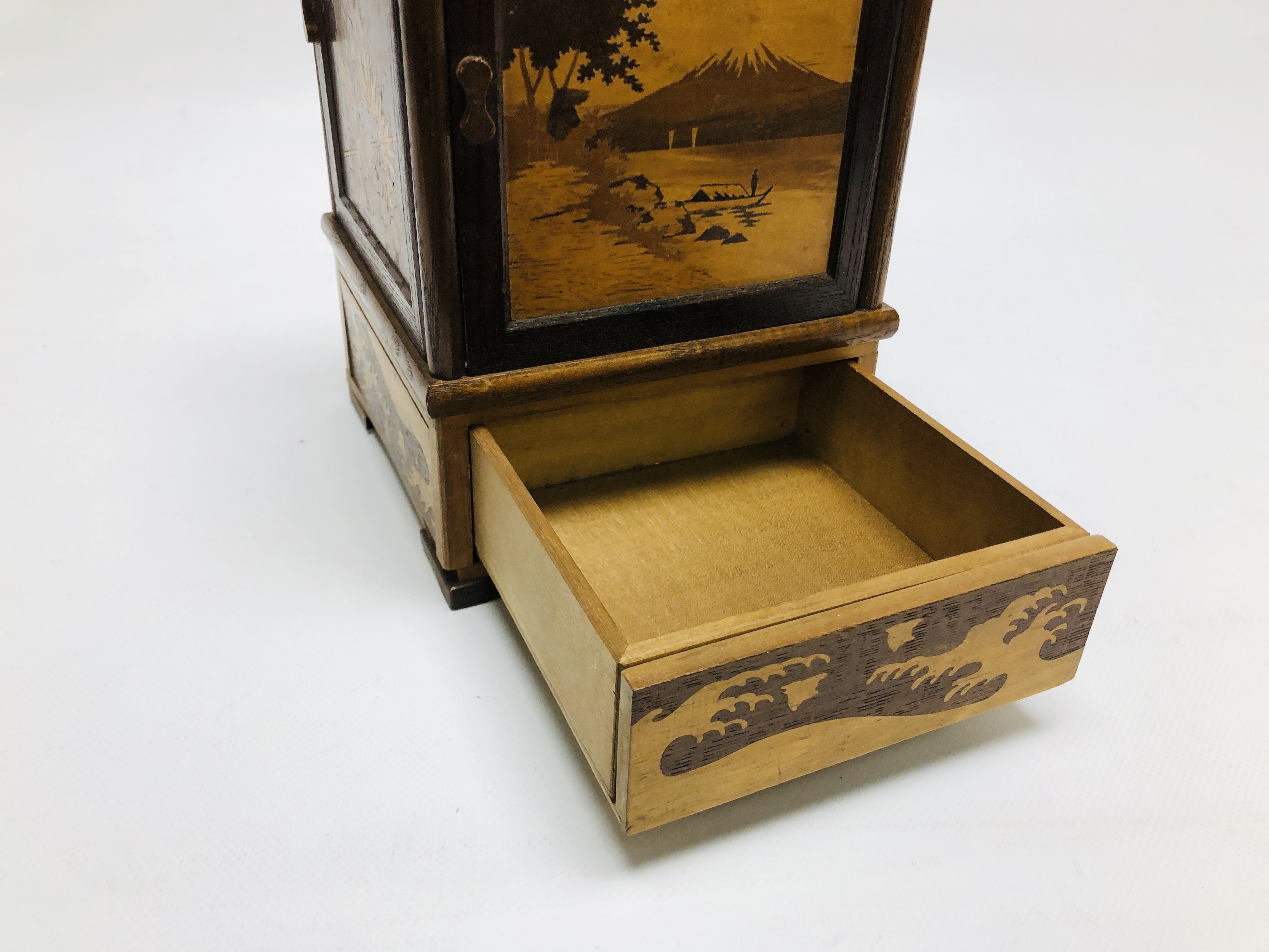 A VINTAGE ORIENTAL INLAID MARQUETRY CIGAR / CIGARETTE BOX W 6.5CM. X H 24CM. - Image 4 of 7