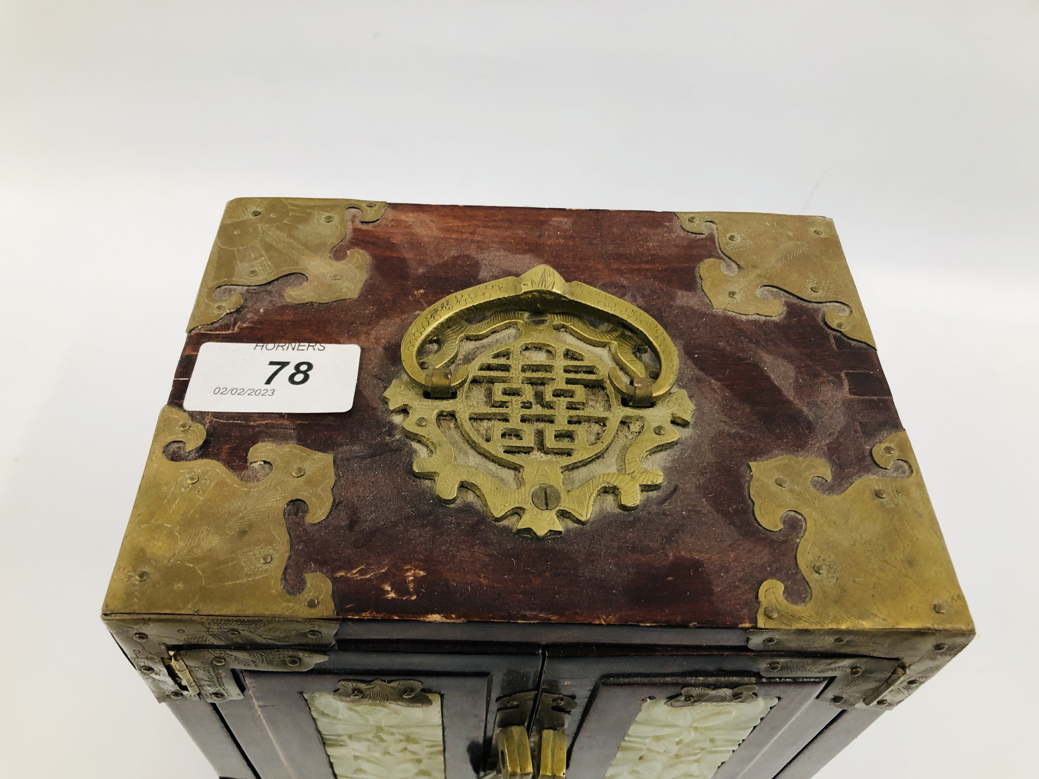 A CHINESE HARDWOOD JEWELLERY CHEST INLAID WITH HARDSTONE PANELS AND BRASS BOUND DETAIL. - Image 2 of 11