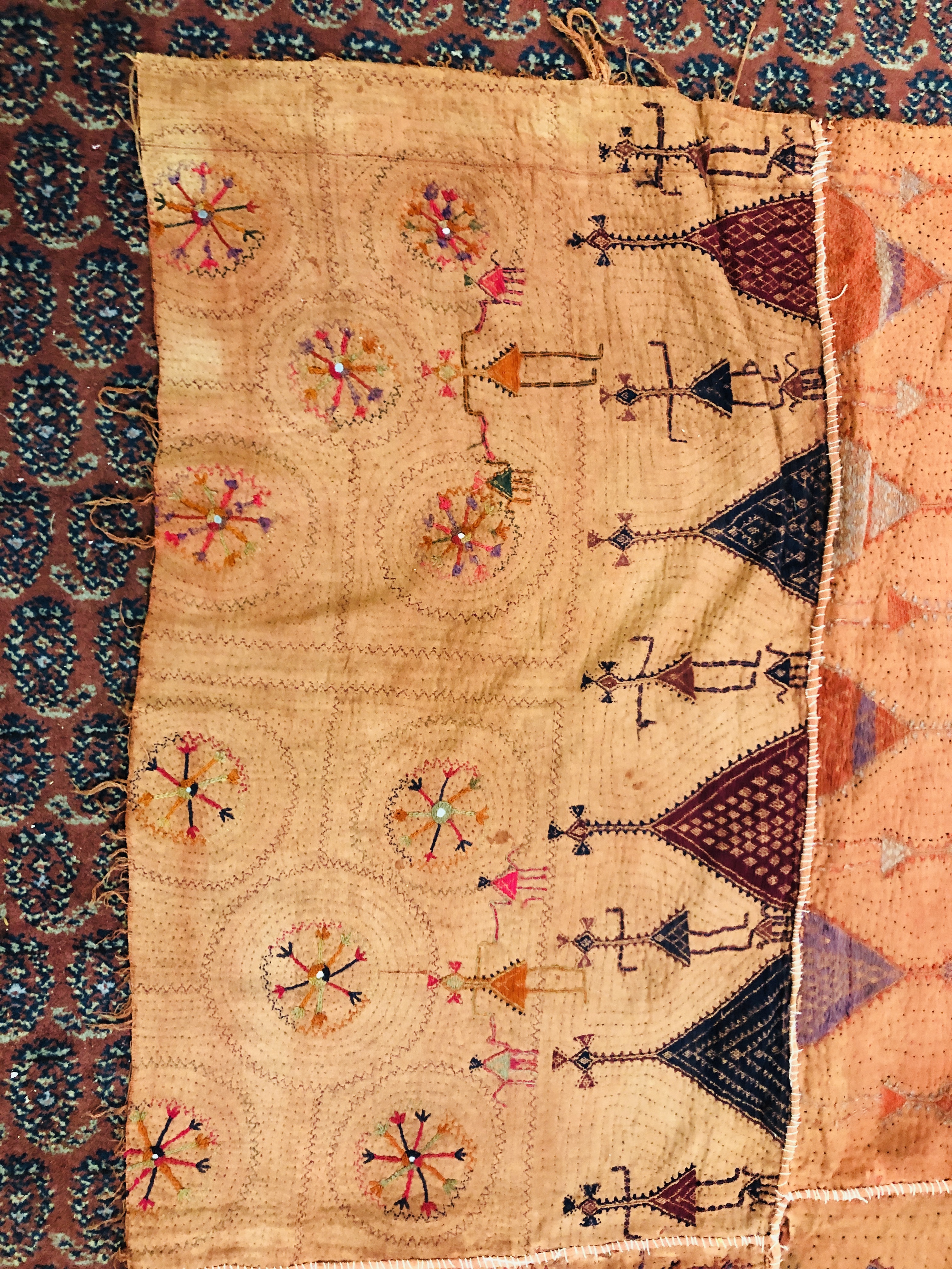 A GROUP OF THREE VINTAGE HAND CRAFTED EMBROIDERED NEEDLEWORK CLOTH PANELS TO INCLUDE A SHISHA - Image 9 of 12