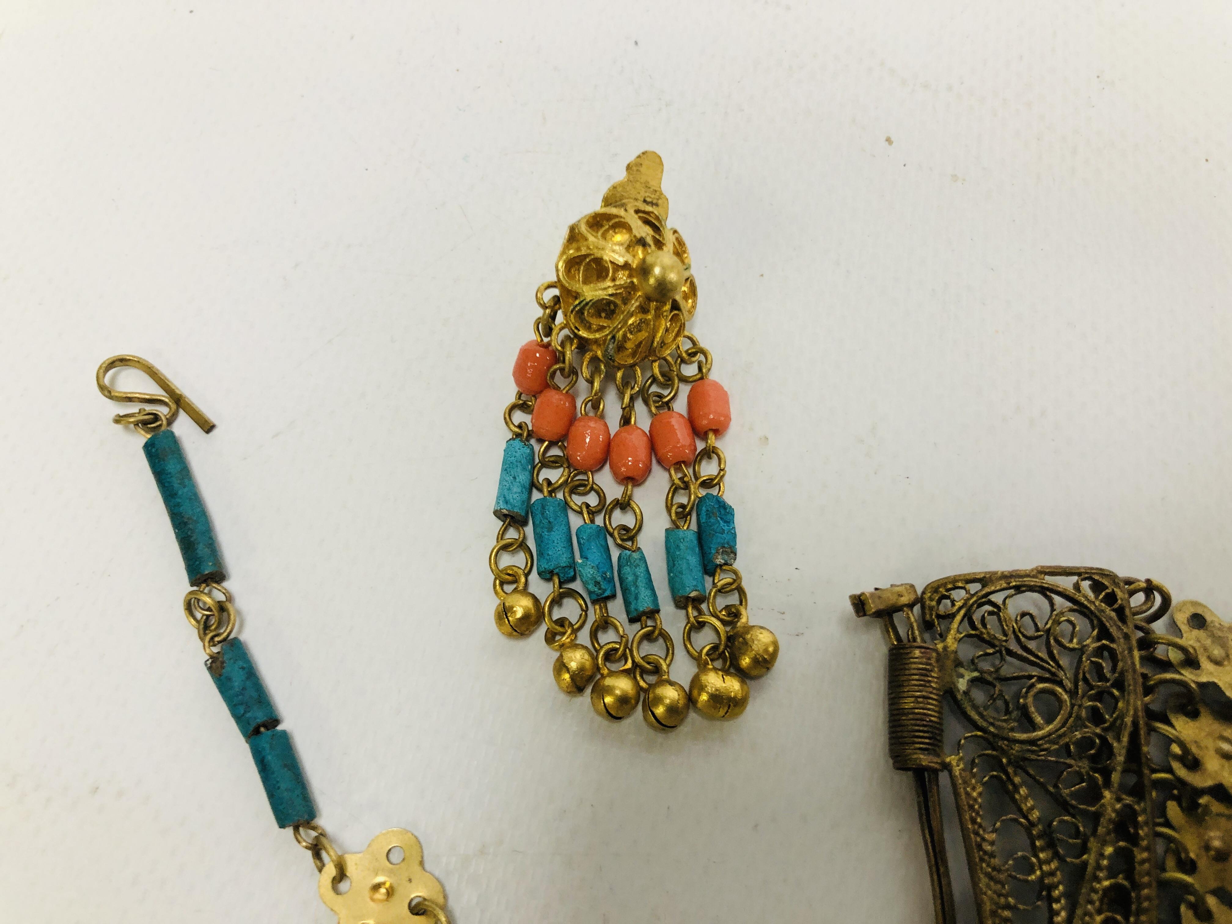 AN EGYPTIAN STYLE JEWELLERY SET COMPRISING OF A CUFF BRACELET, CLIP EARRINGS AND FACE COVERING, - Image 7 of 12