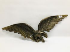 A LARGE IMPRESSIVE CAST METAL EAGLE, WING SPAN OF 75CM IN BRASS FINISH.