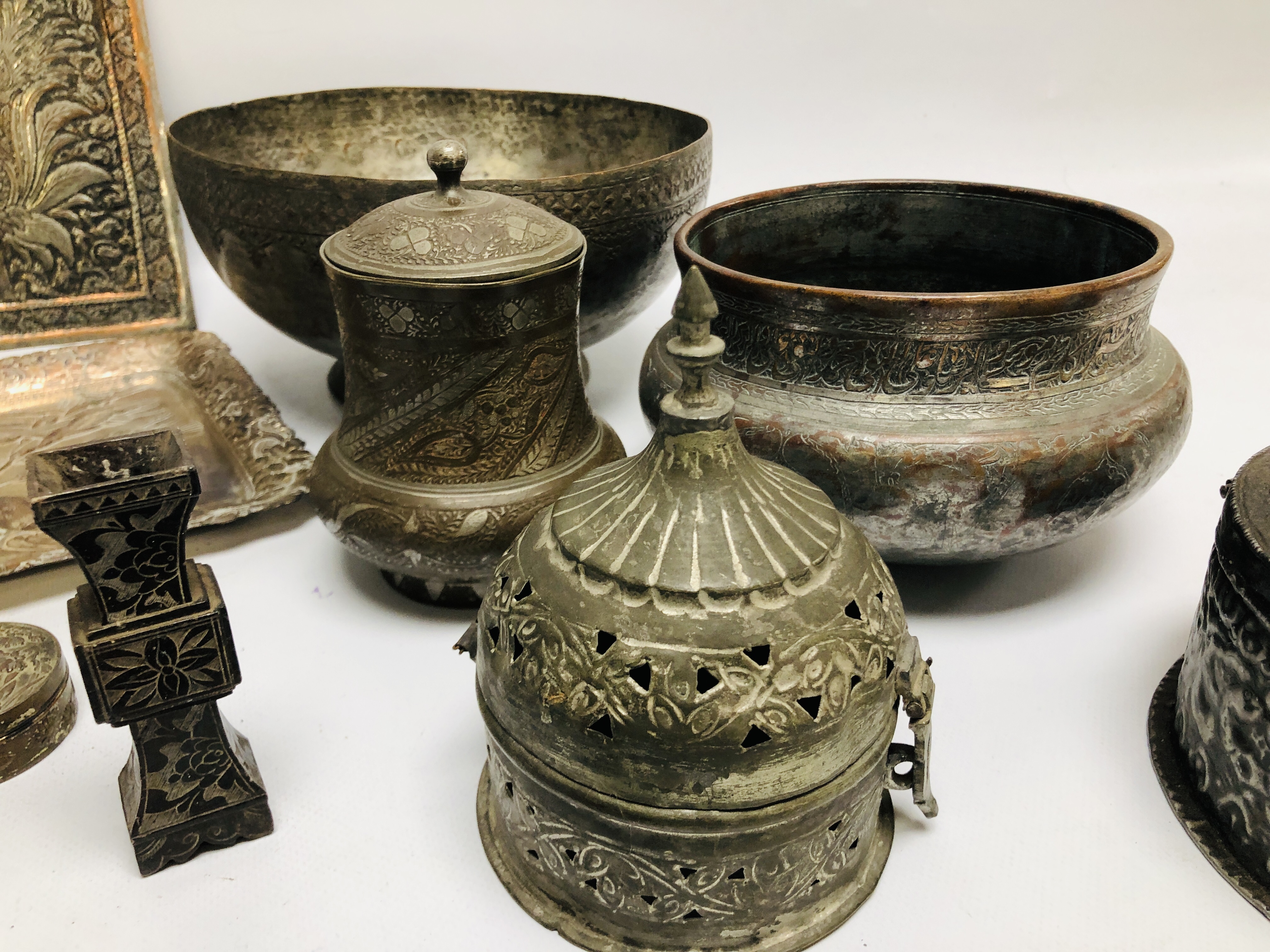 A BOX OF ASSORTED MIDDLE EASTERN AND ASIAN METAL WARE ARTIFACTS COMPRISING OF LIDDED CONTAINERS AND - Bild 6 aus 9