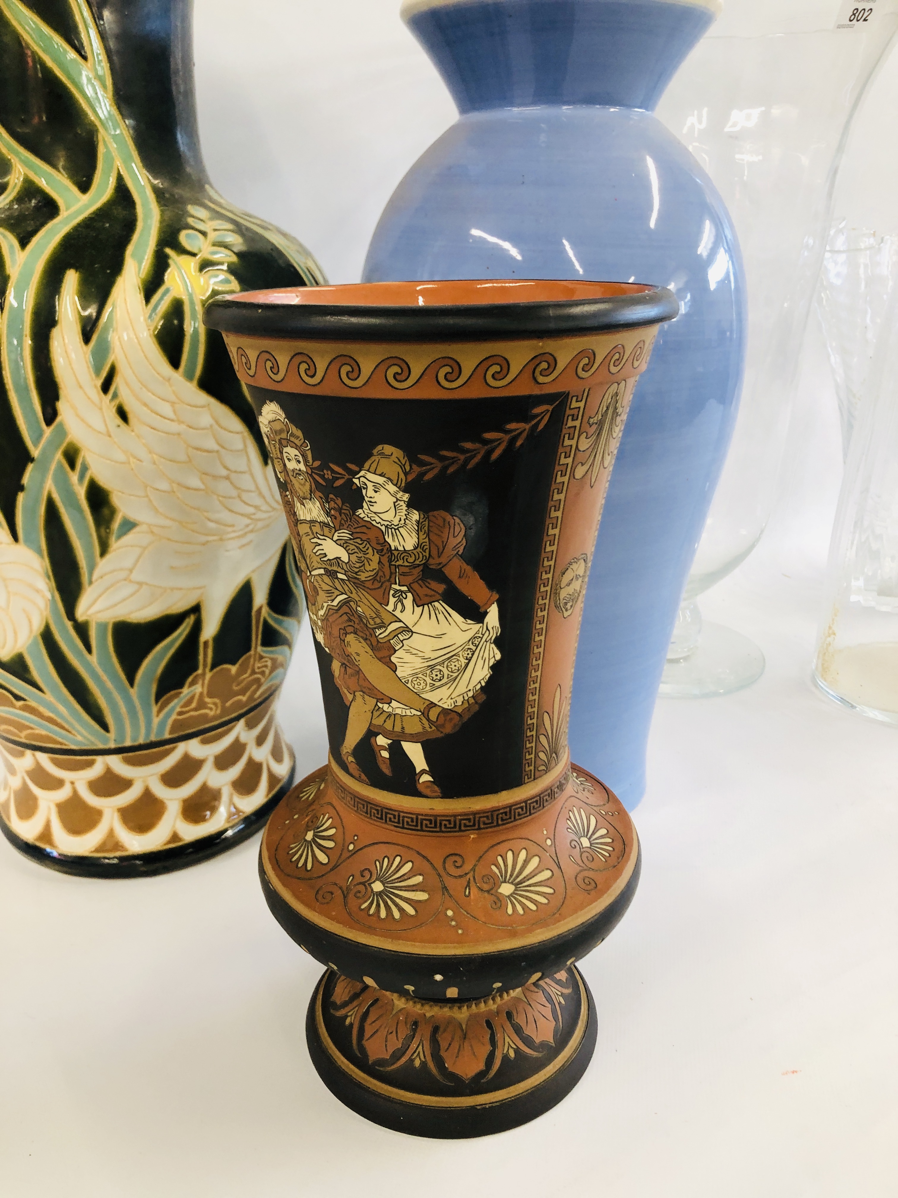 A COLLECTION OF 7 VARIOUS VASES INCLUDING GLASS HANDKERCHIEF STYLE, BLUE GLAZED, SWAN DESIGN ETC. - Image 3 of 9