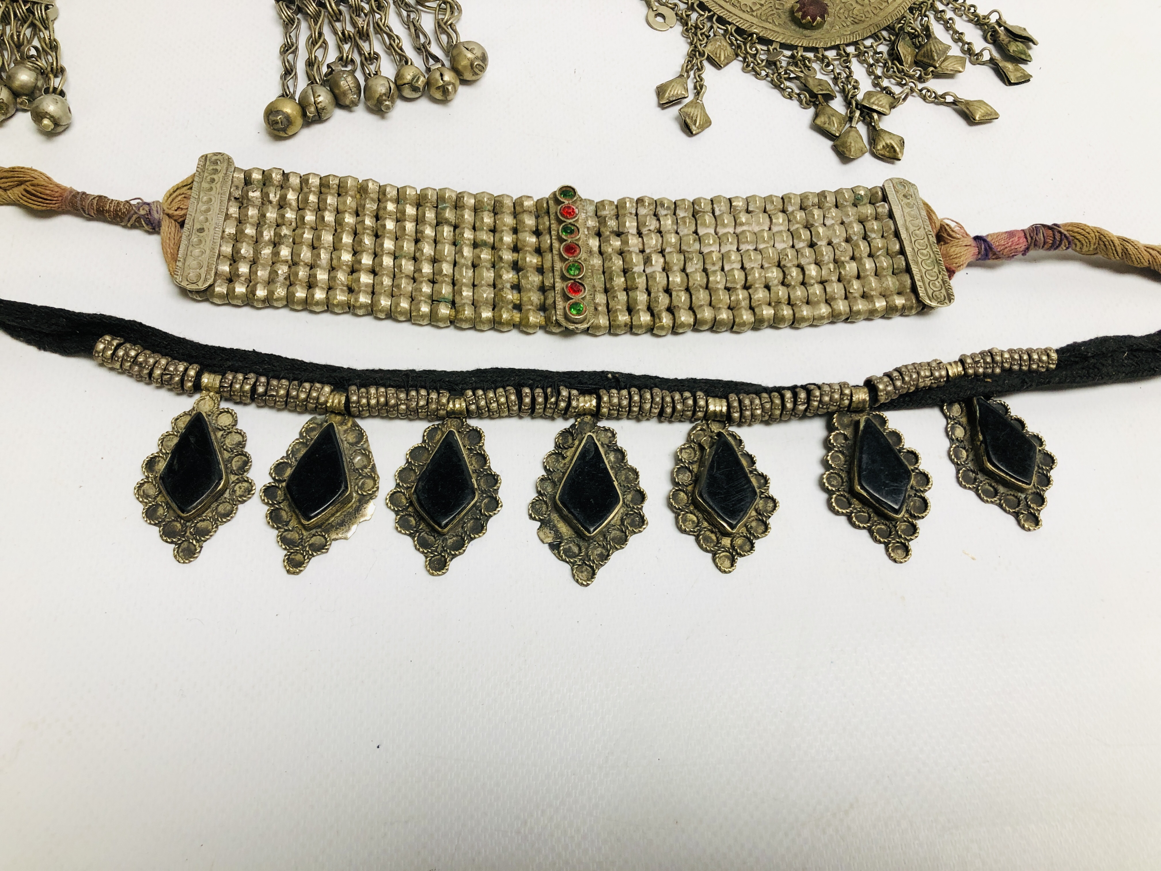 A GROUP OF 5 ELABORATE EASTERN STYLE WHITE METAL NECKLACES TO INCLUDE CHOKER EXAMPLES. - Image 3 of 8