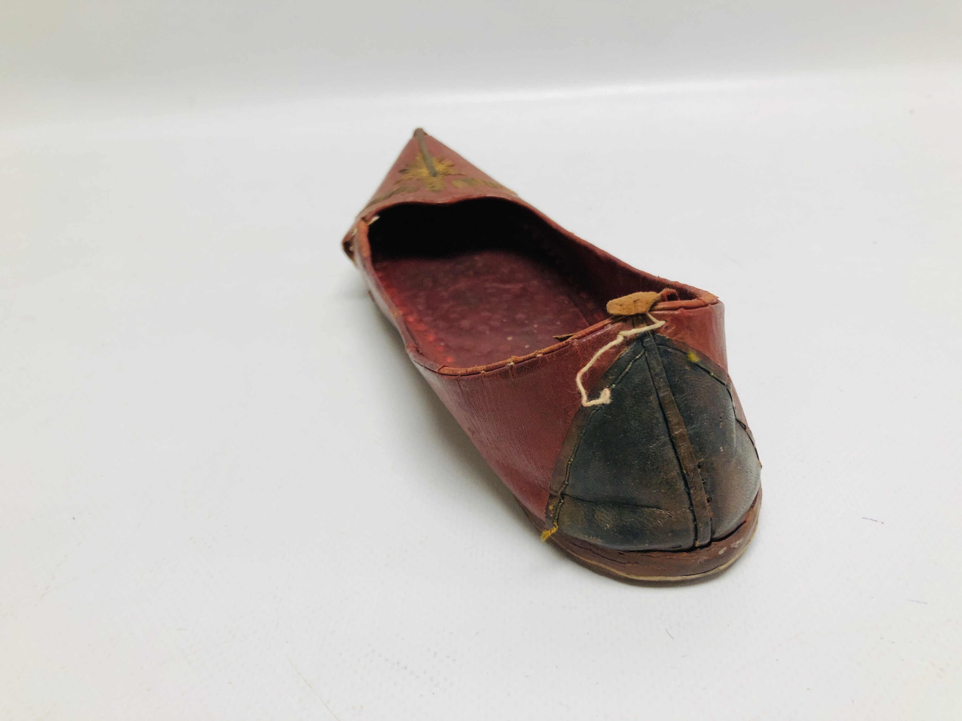 PAIR OF EARLY C20TH AFGHAN LEATHER SHOES WITH GOLD THREAD EMBROIDERY. - Image 4 of 10