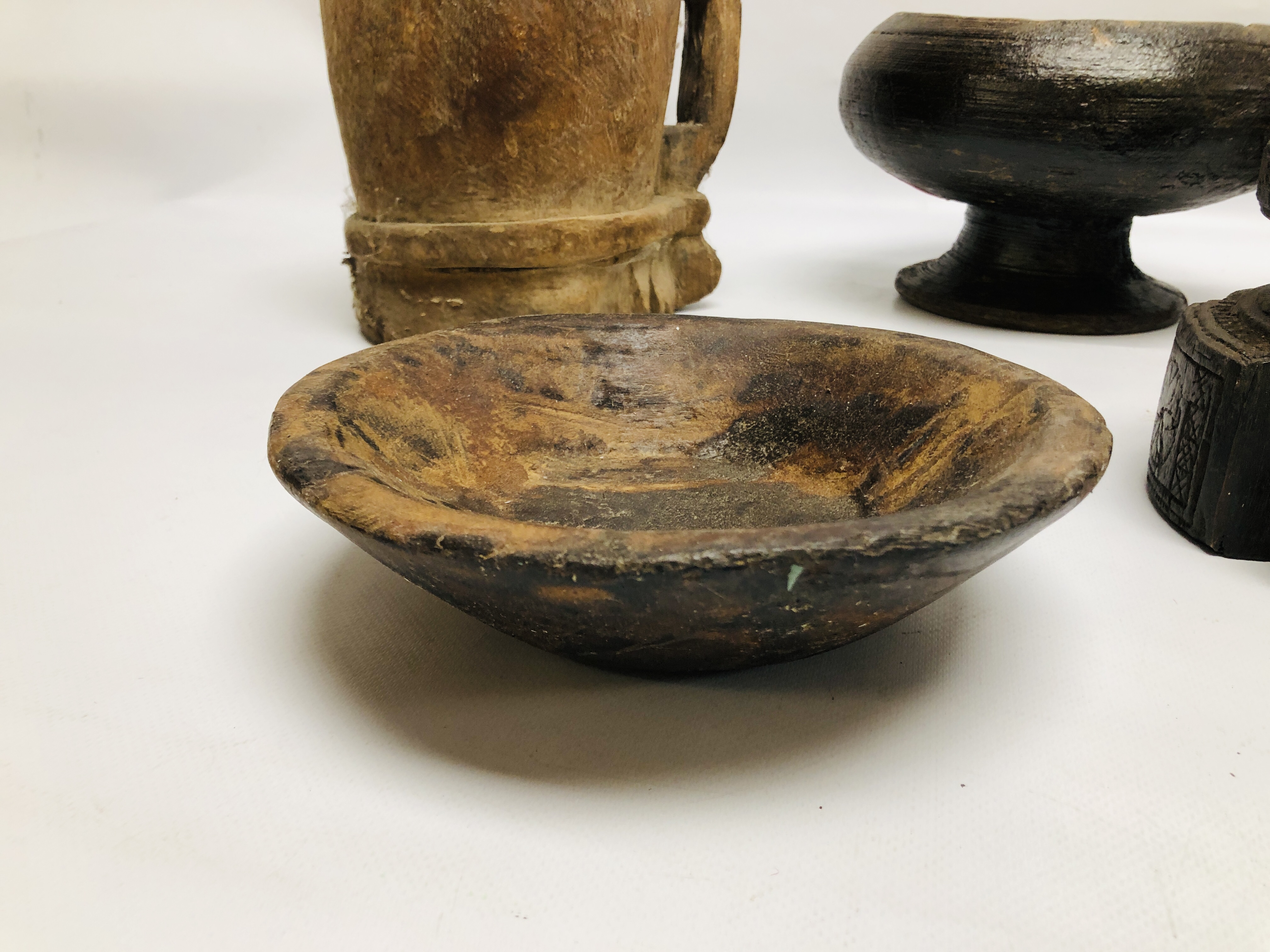 A GROUP OF MAINLY ETHNIC HARDWOOD CARVED ARTIFACTS COMPRISING OF VARIOUS VESSELS AND CANDLE HOLDERS - Image 3 of 9