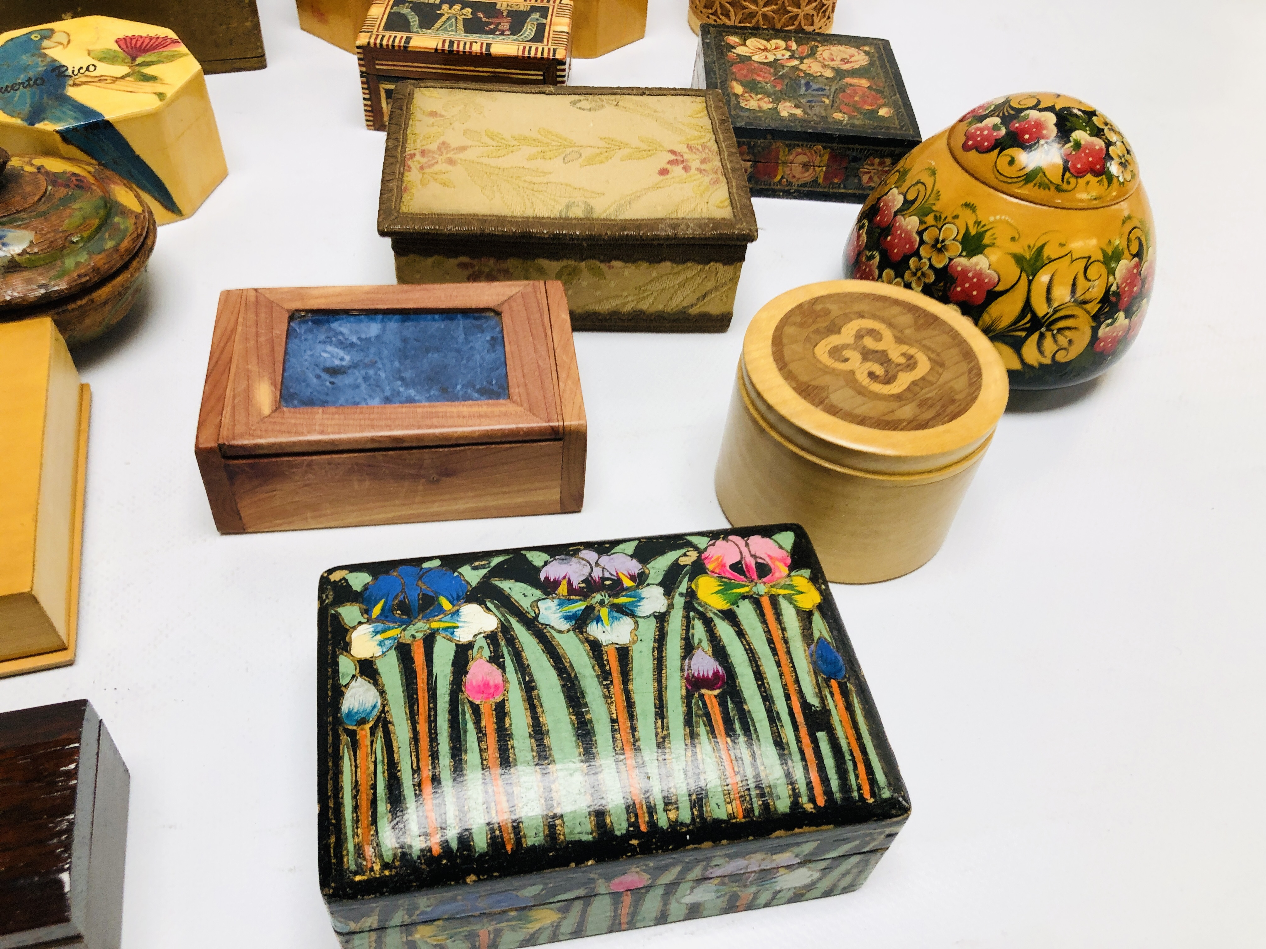 AN EXTENSIVE COLLECTION OF ASSORTED BOXES TO INCLUDE MODERN CARVED AND ORIENTAL LACQUERED EXAMPLES - Bild 2 aus 9