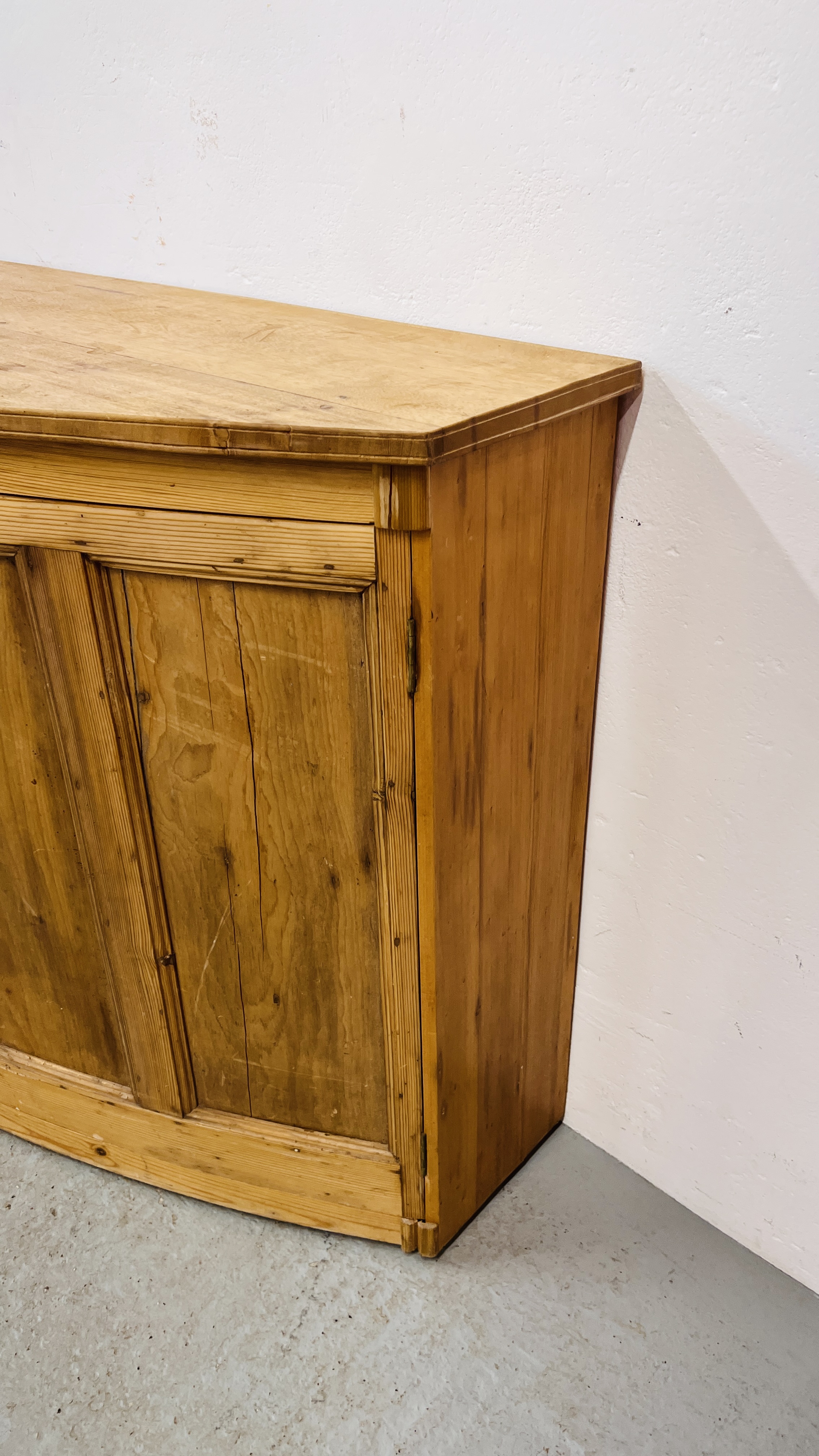 A LARGE SOLID PINE BOW FRONTED 4 DOOR SIDE CABINET W 246CM. X D 61CM. X H 96CM. - Image 5 of 11