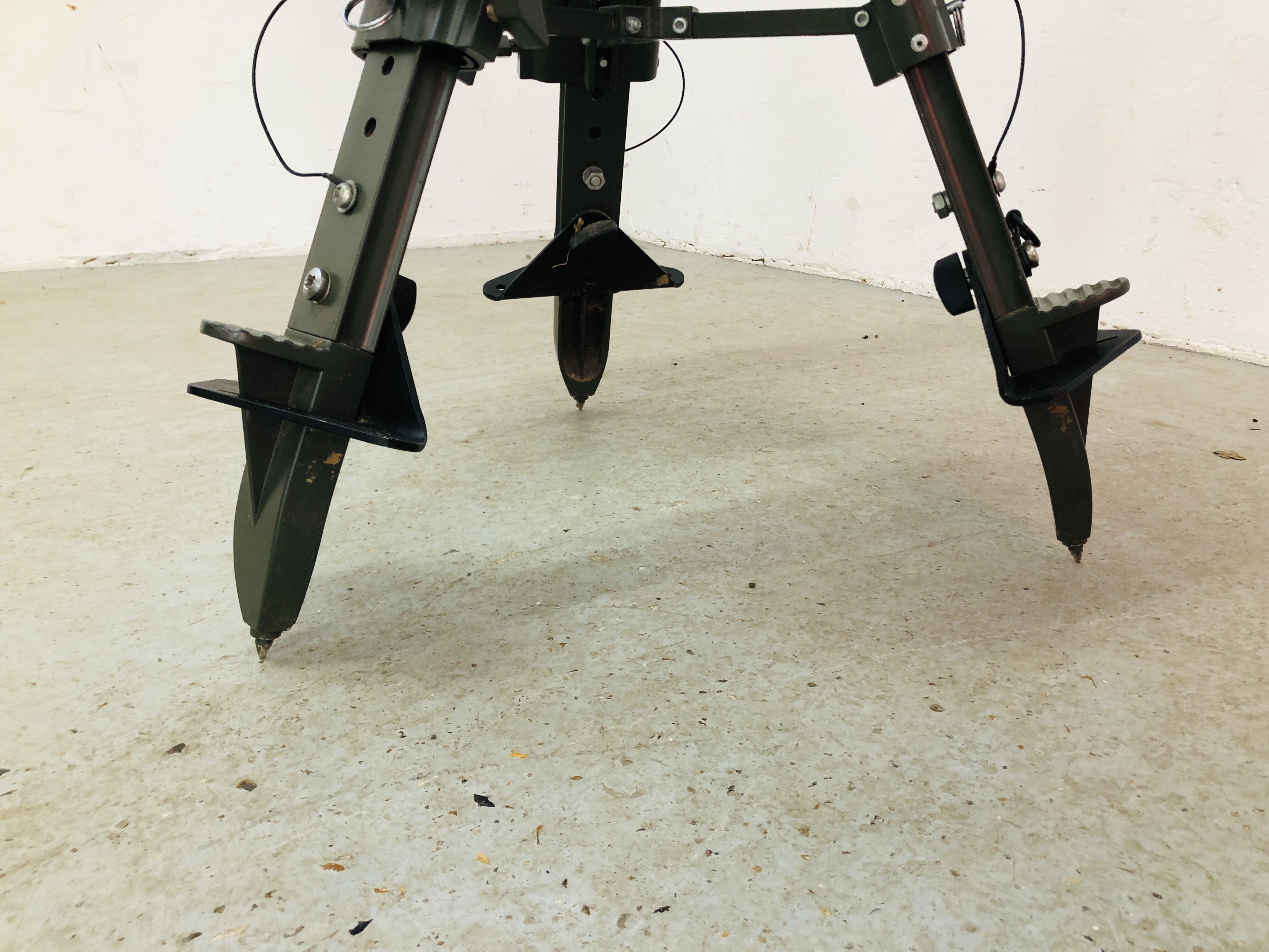 AN IDLEBACK ADJUSTABLE REVOLVING SHOOTING CHAIR WITH COMFORT SEAT. - Image 6 of 8