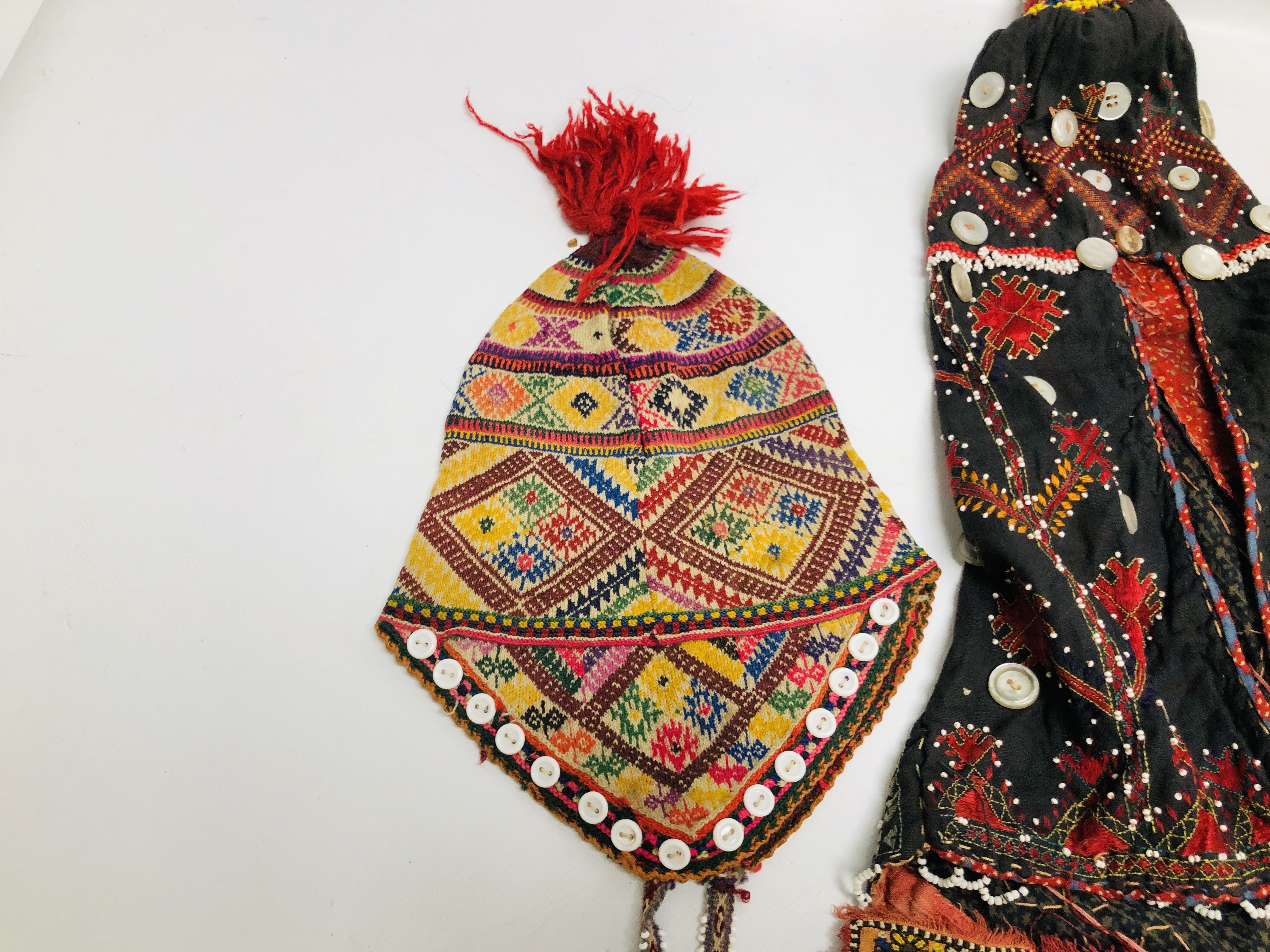 A GROUP OF 5 ETHNIC AND TRIBAL HATS / HEAD COVERINGS TO INCLUDE AN ELABORATELY EMBROIDERED ASIAN - Image 3 of 12