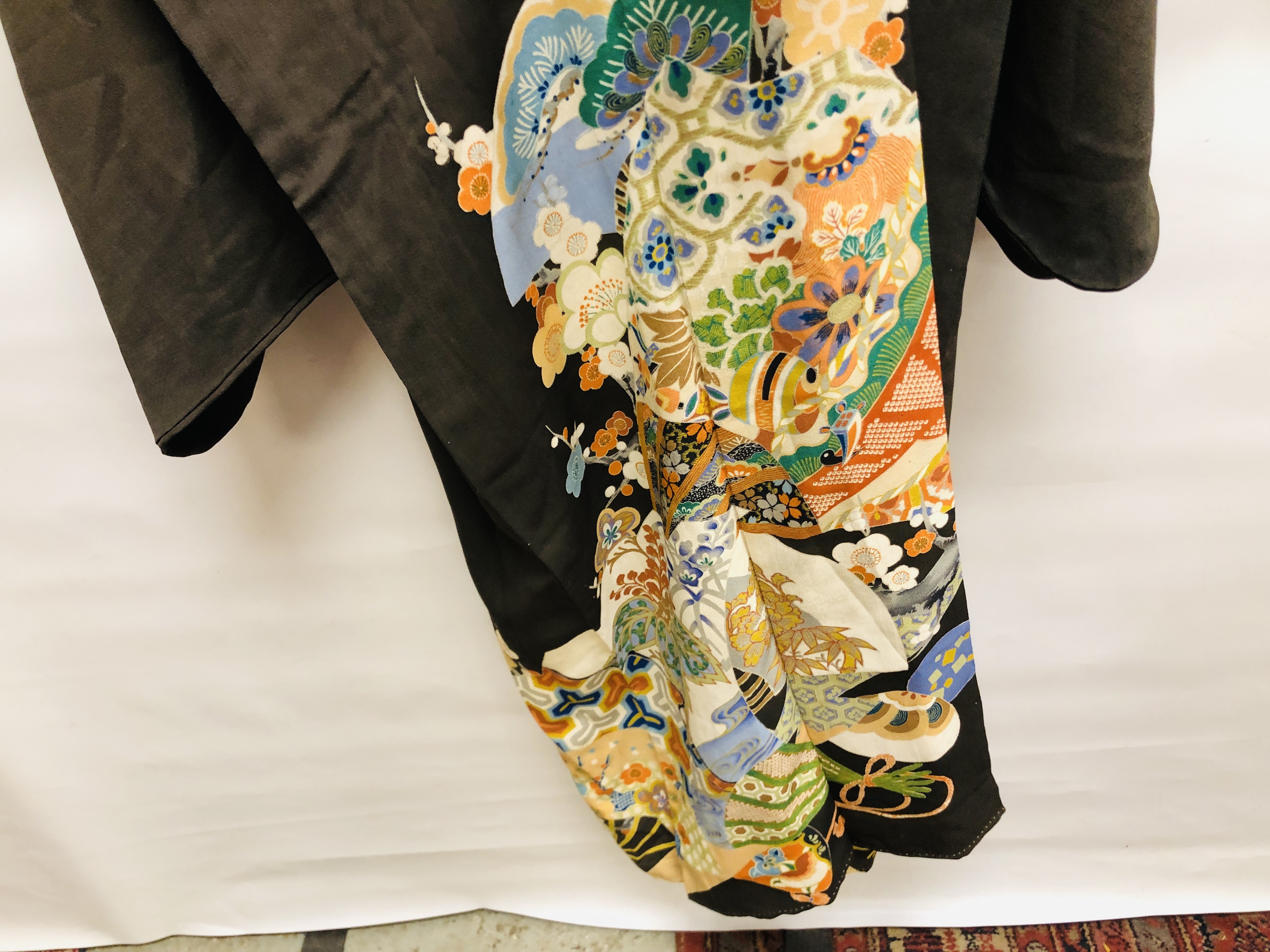 A JAPANESE SILK KIMONO, - Image 3 of 7