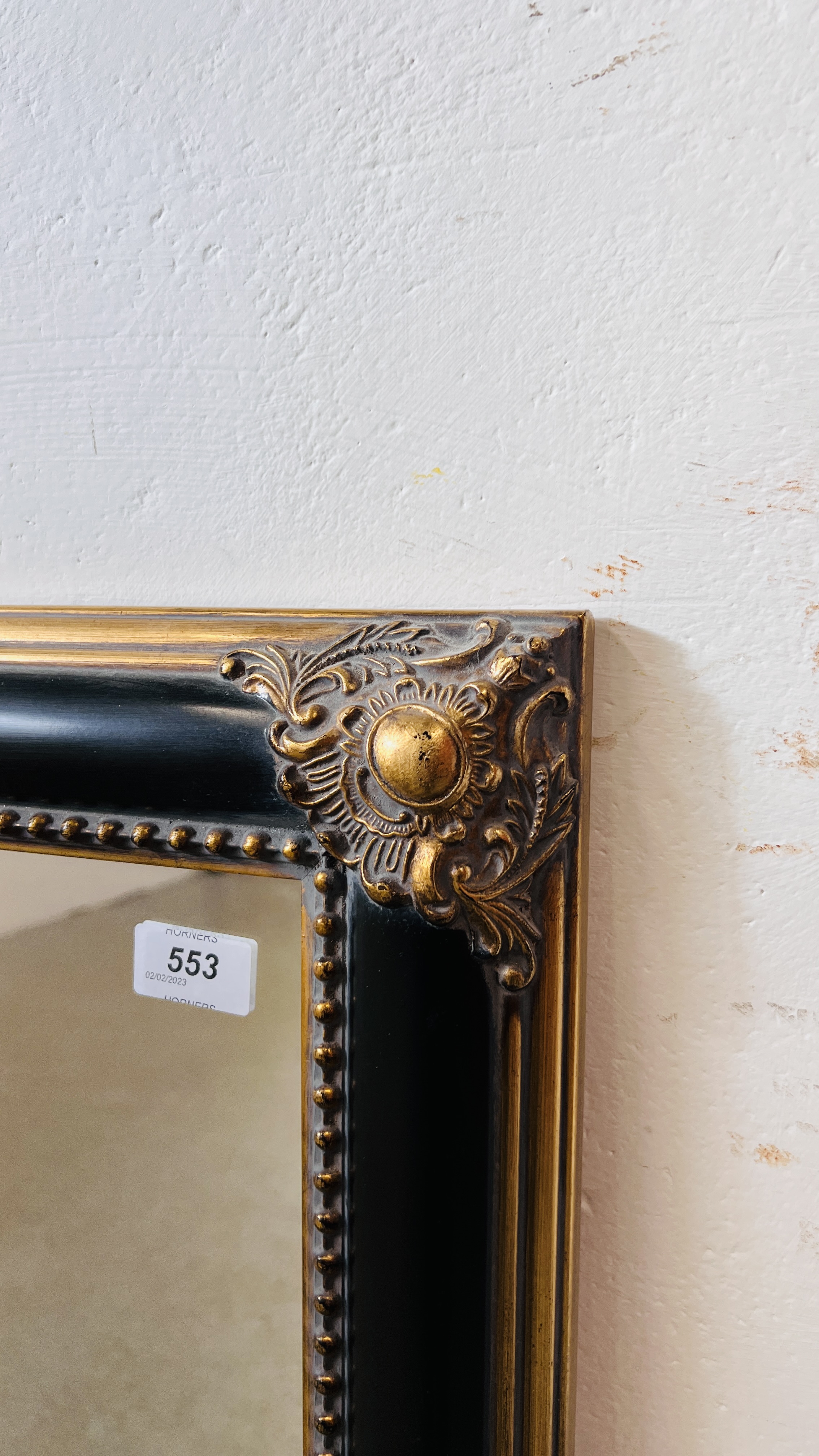 A LARGE GILT AND BLACK FRAMED WALL MIRROR - W 74CM. X H 105CM. - Image 2 of 5