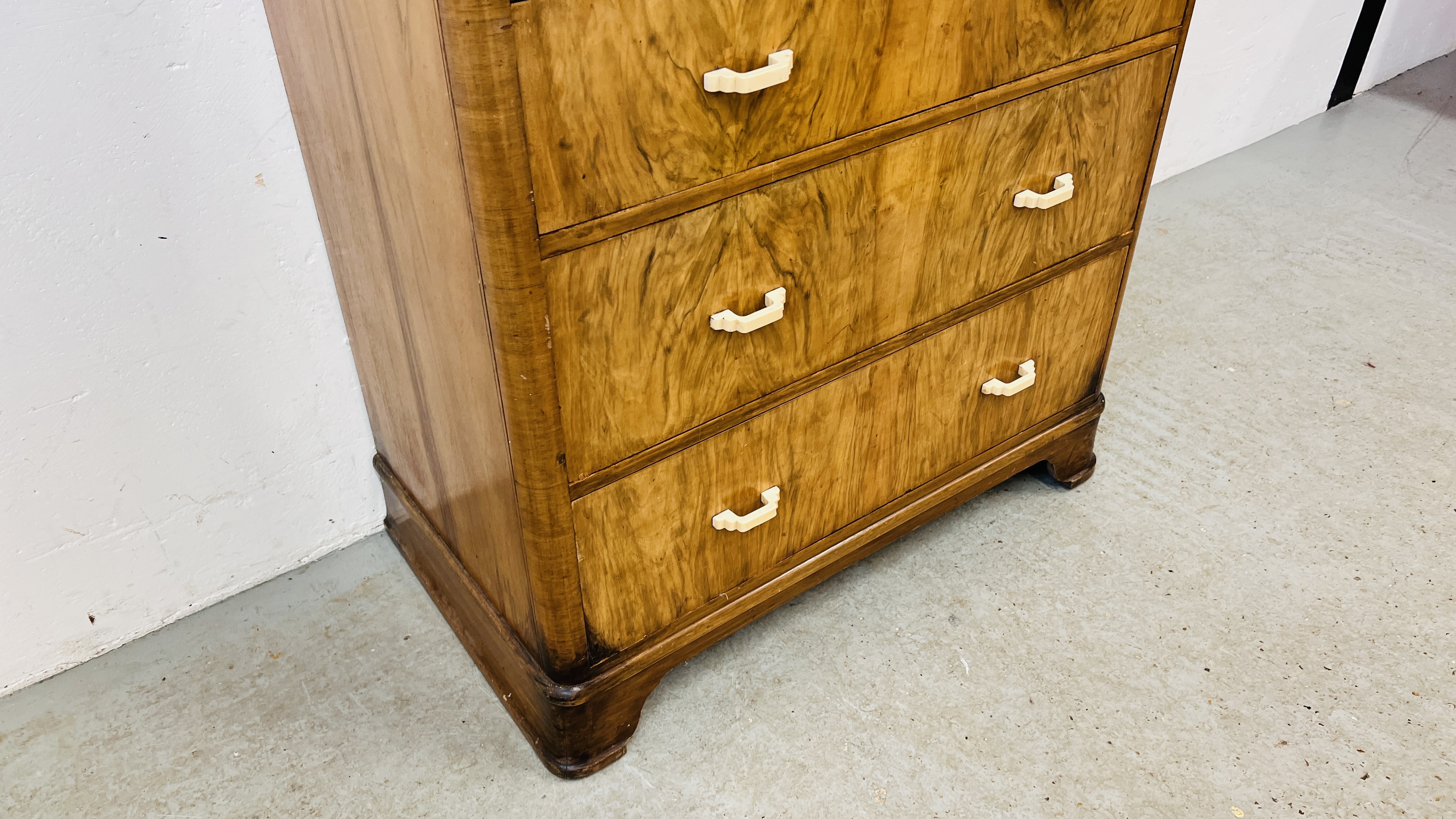 A VINTAGE WALNUT FINISH 4 DRAWER CHEST OF DRAWERS WITH PLASTIC DECO HANDLES W 77CM. X 43CM. X 94CM. - Image 5 of 9