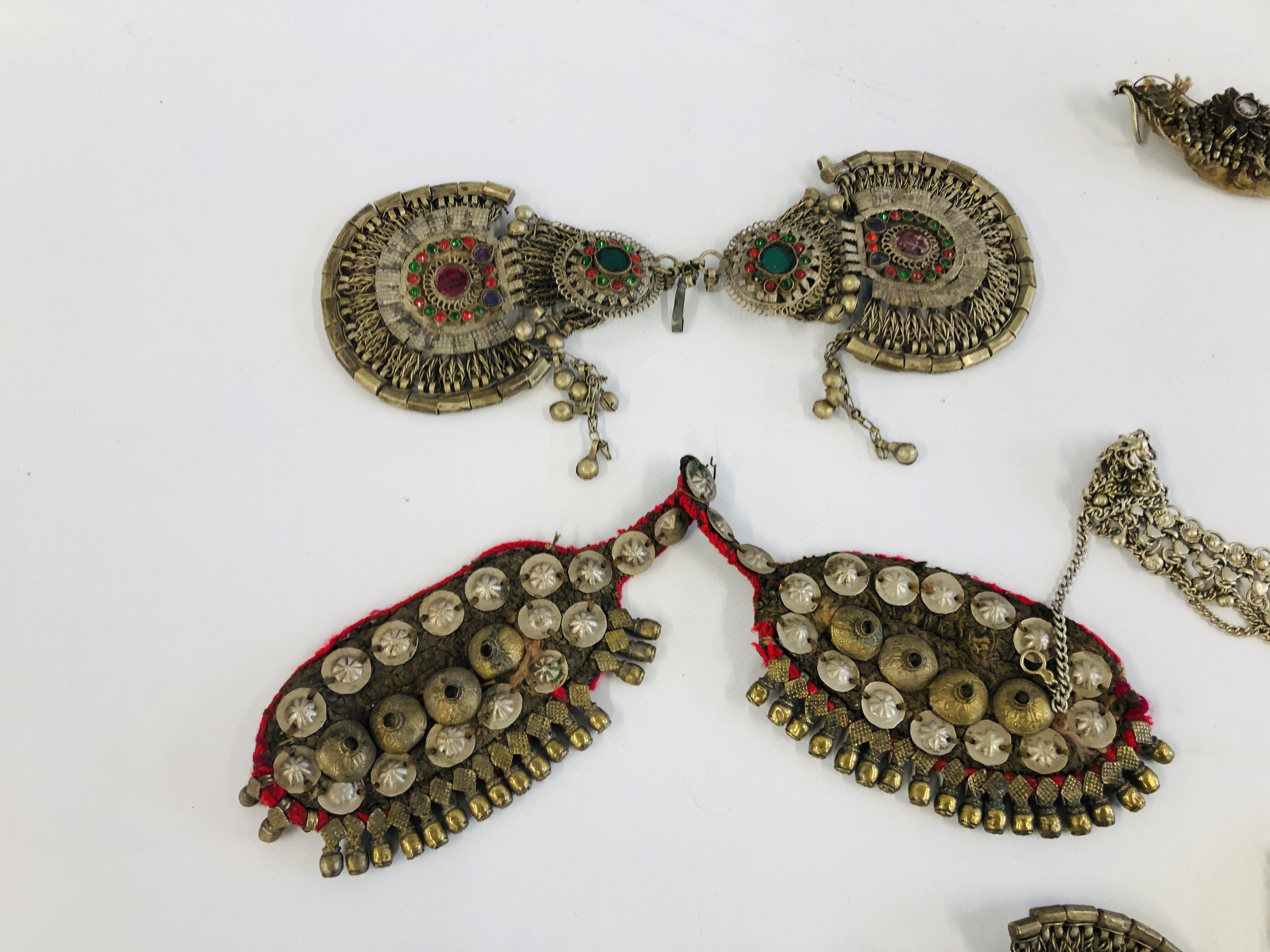 A GROUP OF EASTERN STYLE WHITE METAL JEWELED CLOTHING / GARMENT ACCESSORIES AND ANKLETS ETC. - Image 8 of 8