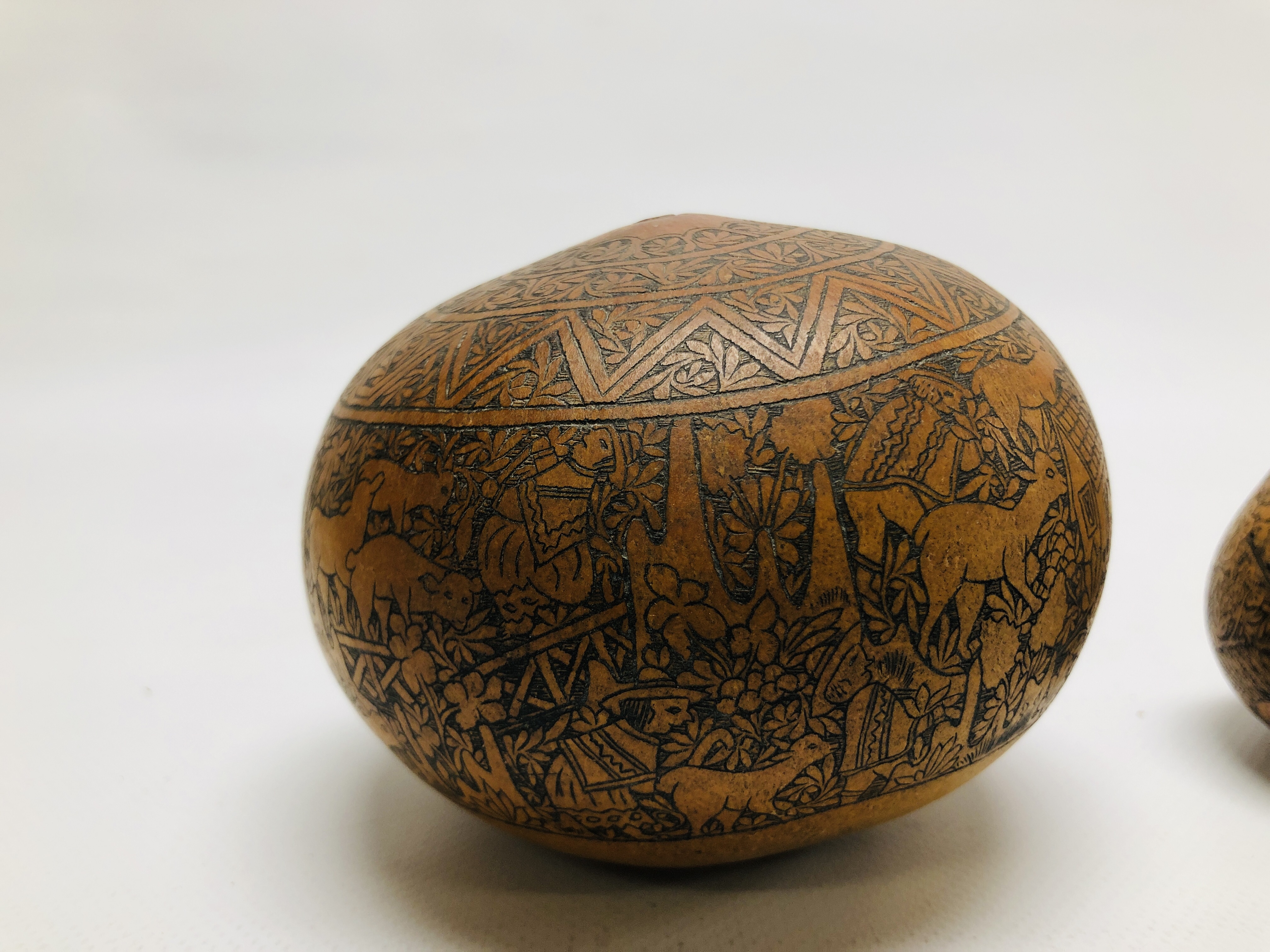 TWO PERUVIAN ENGRAVED GOURDS. - Image 3 of 8