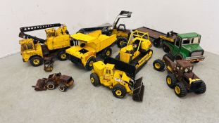 A COLLECTION OF 7 VINTAGE TIN TONKA TOYS TO INCLUDE DOZERS, CRANES ETC.