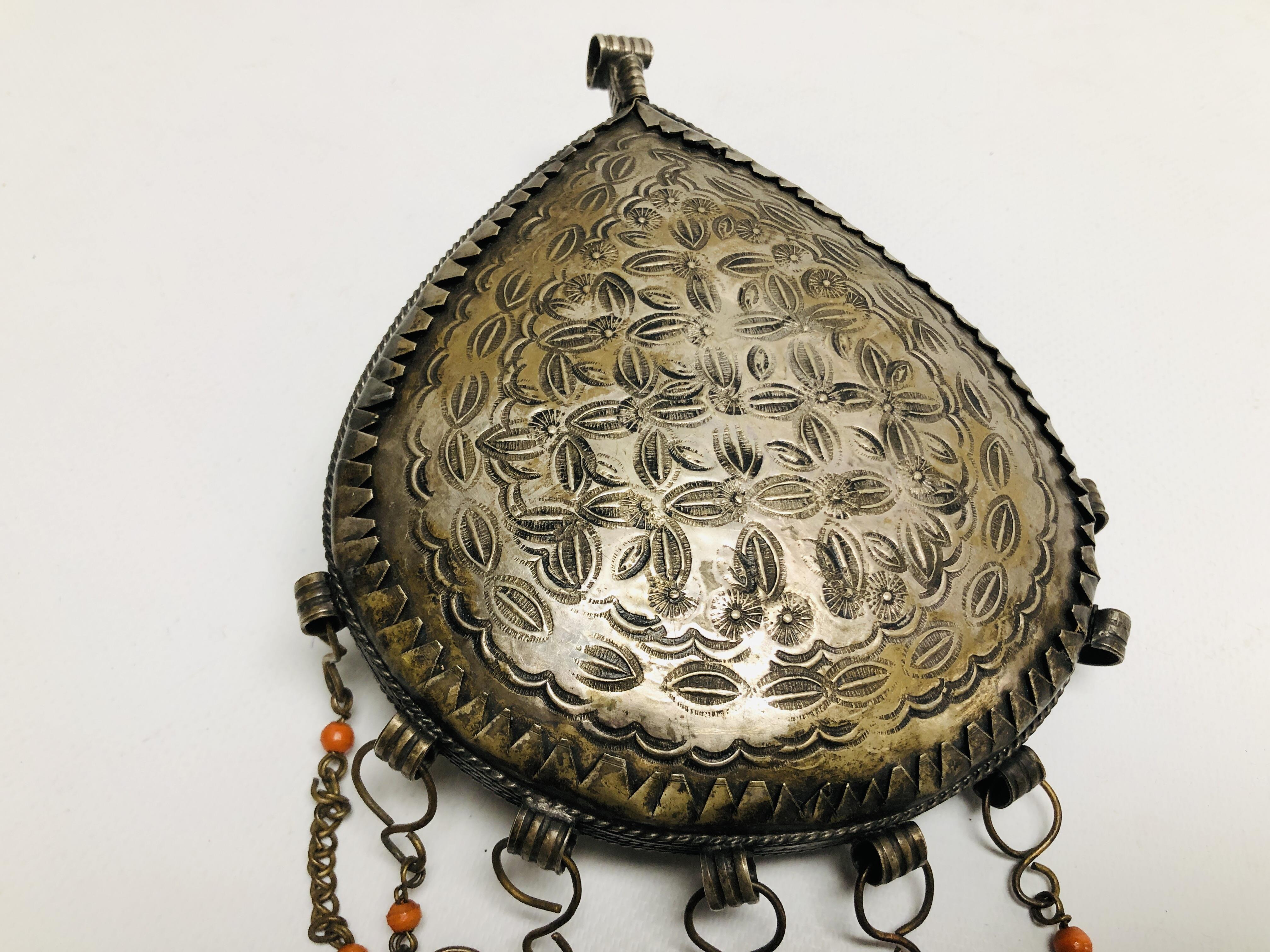 AN ELABORATE LARGE EASTERN TRIBAL STYLE PENDANT, HAMMERED DESIGN INSET WITH COLOURED GLASS. - Image 5 of 6