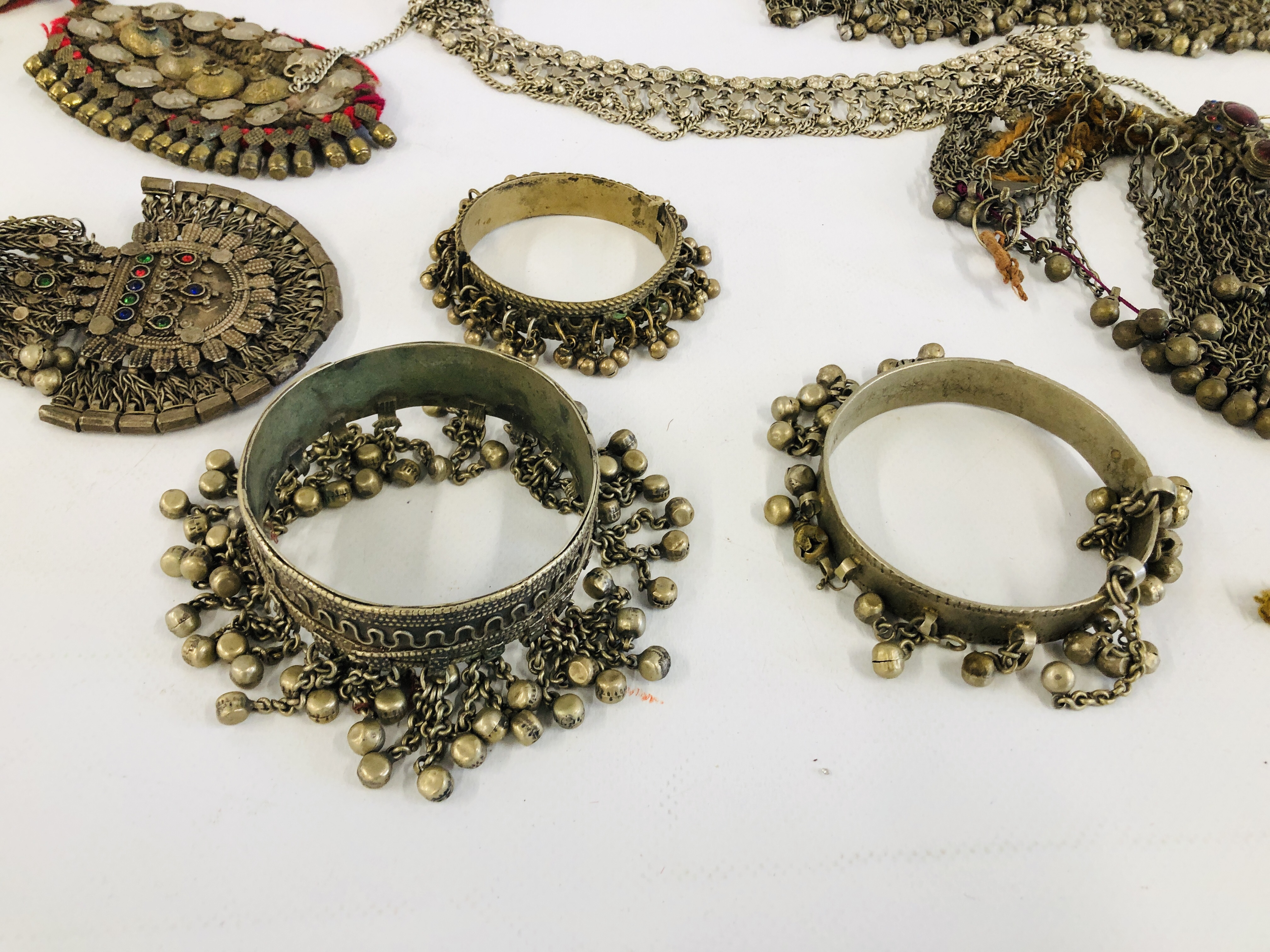 A GROUP OF EASTERN STYLE WHITE METAL JEWELED CLOTHING / GARMENT ACCESSORIES AND ANKLETS ETC. - Image 6 of 8