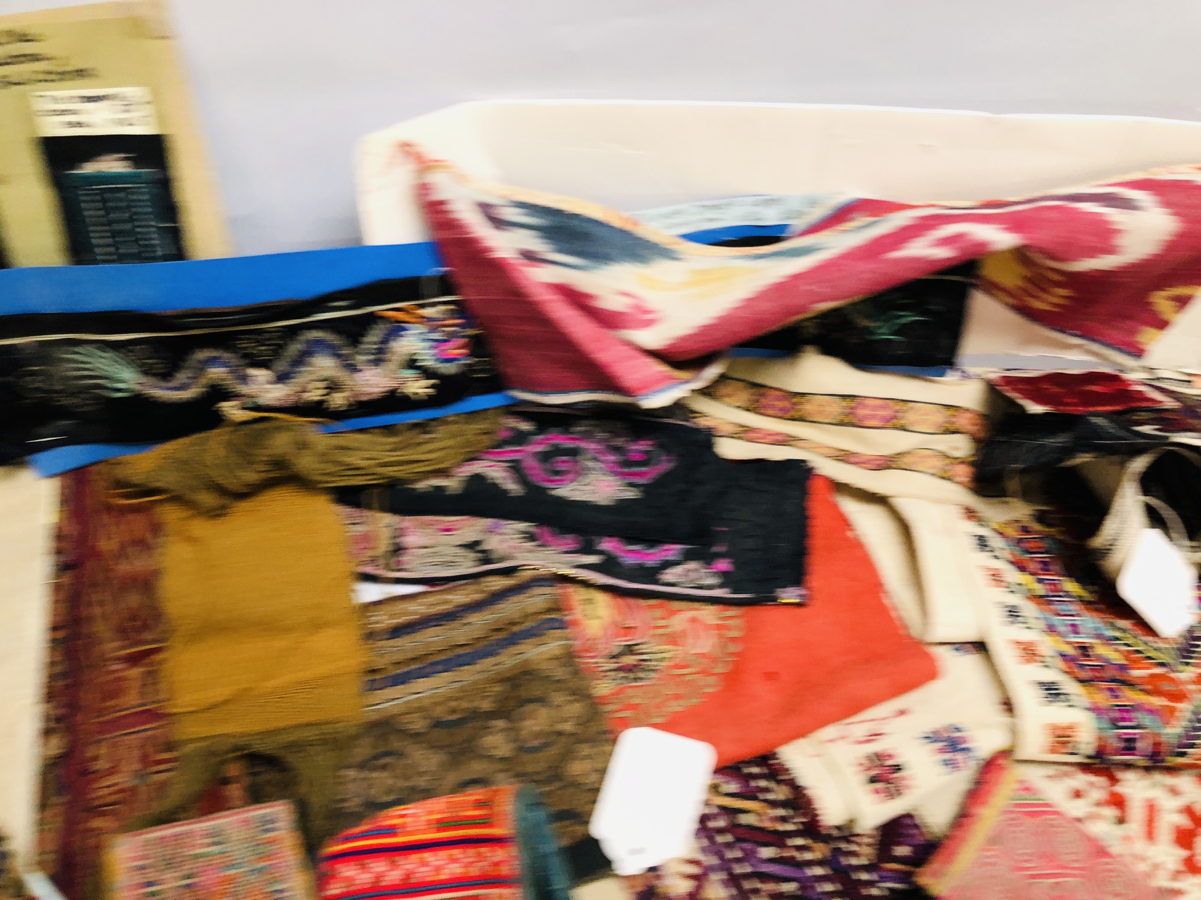TWO BOXES CONTAINING AN EXTENSIVE COLLECTION OF TEXTILES EXAMPLES. - Image 4 of 8