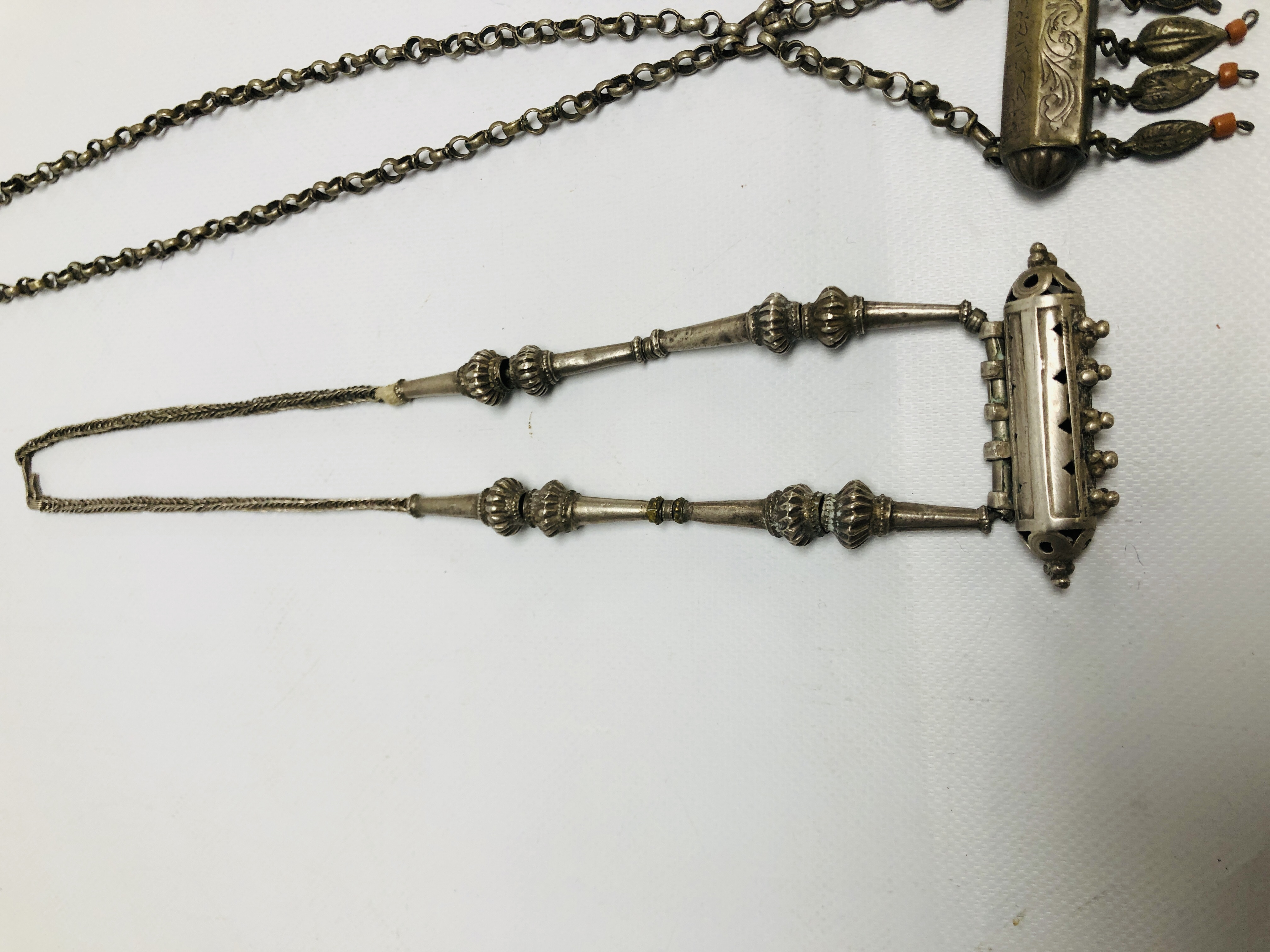 A GROUP OF 4 EASTERN STYLE WHITE METAL NECKLACES. - Image 9 of 15